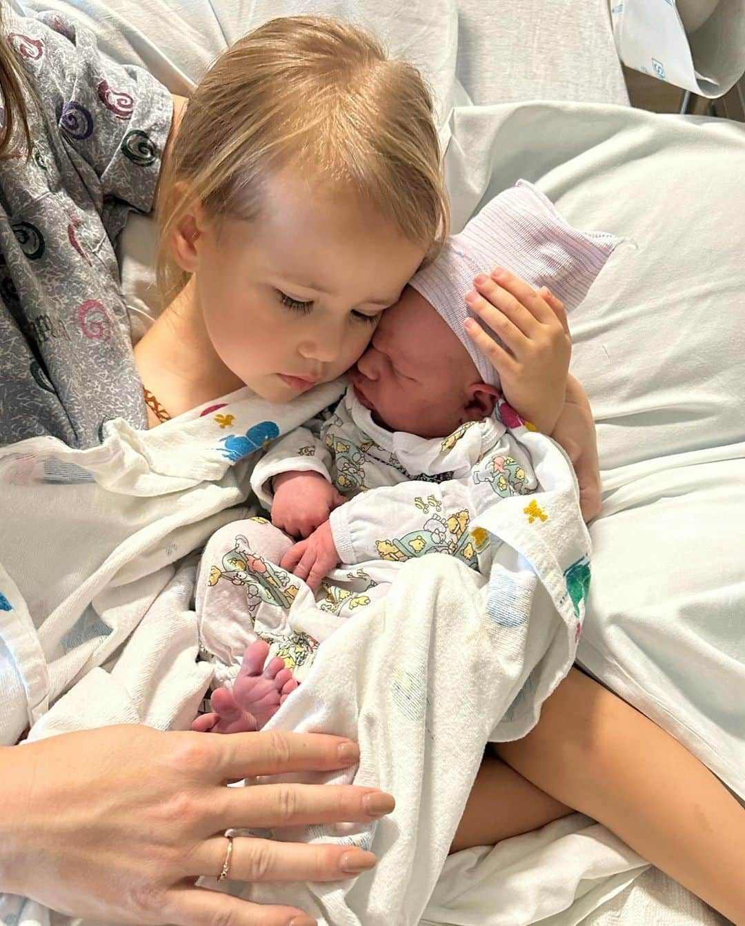 サマンサ・ドロークさんのインスタグラム写真 - (サマンサ・ドロークInstagram)「We’re officially a party of 5!!! ❤️  Our sweet Silas came into the world on 8/29 at 8lb 3oz. A bundle of pure JOY!! 💙  #boymama #familyof5 #momlove #babyboy #happybirthday #nashvillemama」9月3日 4時25分 - samanthadroke