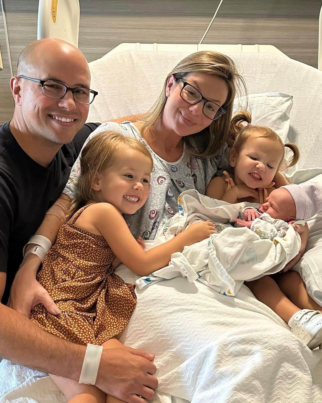サマンサ・ドロークのインスタグラム：「We’re officially a party of 5!!! ❤️  Our sweet Silas came into the world on 8/29 at 8lb 3oz. A bundle of pure JOY!! 💙  #boymama #familyof5 #momlove #babyboy #happybirthday #nashvillemama」