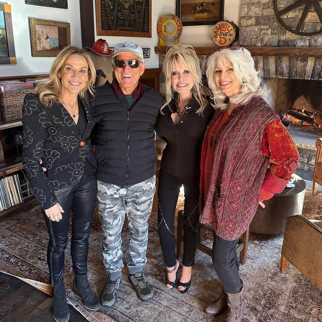 シェリル・クロウさんのインスタグラム写真 - (シェリル・クロウInstagram)「Just saw @jimmybuffett recently while recording with Emmylou and Dolly. He was as he always was… a bright light! With a wonderful sense of humor and always so warm. I will miss knowing he is on the planet. He is up there sailing the bright blue Caribbean! ❤️ #jimmybuffett」9月3日 4時35分 - sherylcrow