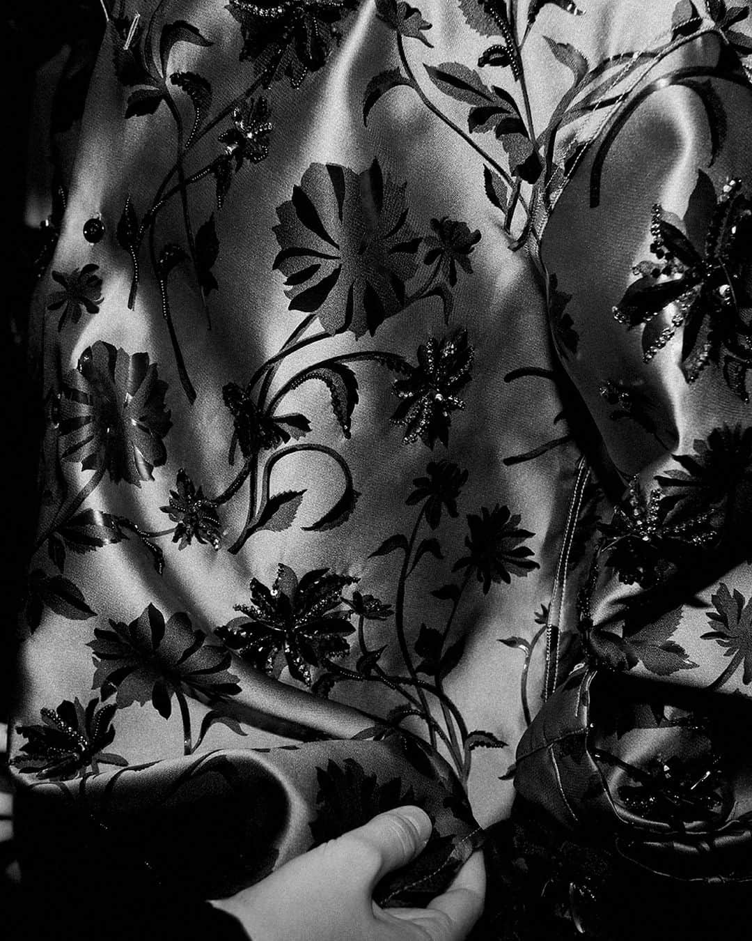 ジャンニヴェルサーチのインスタグラム：「Backstage Fall-Winter 2023  Model wears heritage shirt with floral hand-embroidery  Photography by Cameron McCool  #VersaceFW23」
