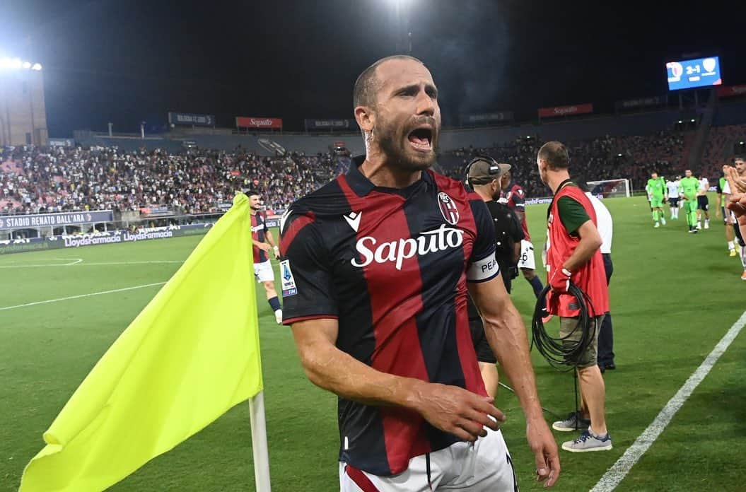 ロレンツォ・デ・シルヴェストリのインスタグラム：「Prima vittoria del nostro campionato,grande reazione e bella rimonta! Avanti a testa alta! ⚽️❤️💙💪🏻 #bolognacagliari #ilovethisgame」