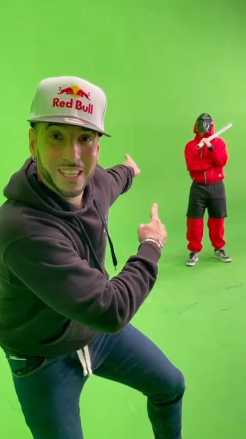 ショーン・ガルニエのインスタグラム：「What would you do if I did this to you?🤣🔥  #seangarnier #urbanball #football #squidgame #funny #skills」