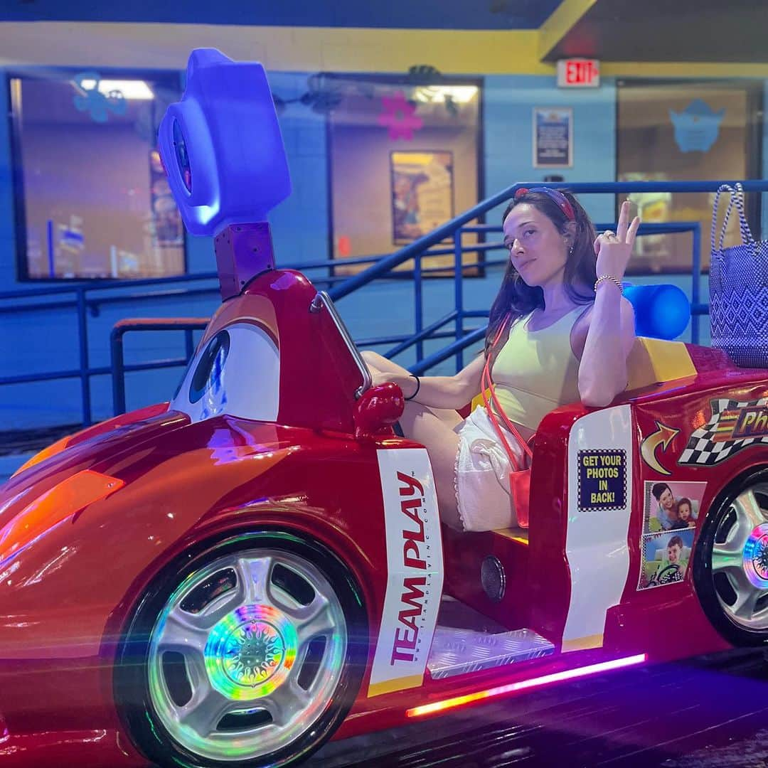 マリーナ・スコーシアーティのインスタグラム：「Check out my new whip. Spent several hours at the claw machine to get it. @grand_geneva #livingmybestlife #practisemakesperfect #thisplaceisawesome #grandgeneva #wisconsin @timberridgelodge #waterparks」