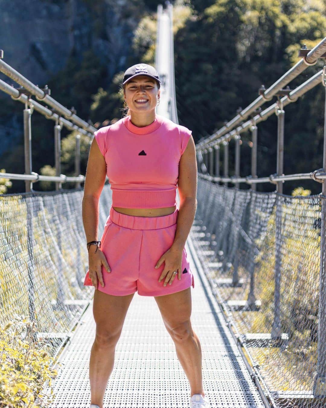 マチルド・グロのインスタグラム：「Smile at life 🙃  • #latsmoments #pink #goodday #teamadidas」