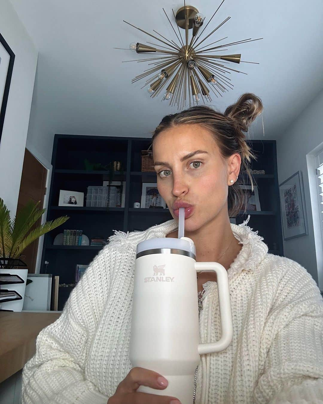 ファーン・マッキャンのインスタグラム：「Influencer mode activated 💁🏼‍♀️🤣💦.  Legit was my fav birthday present from my sis.   #hydrate #stanley #hydration」