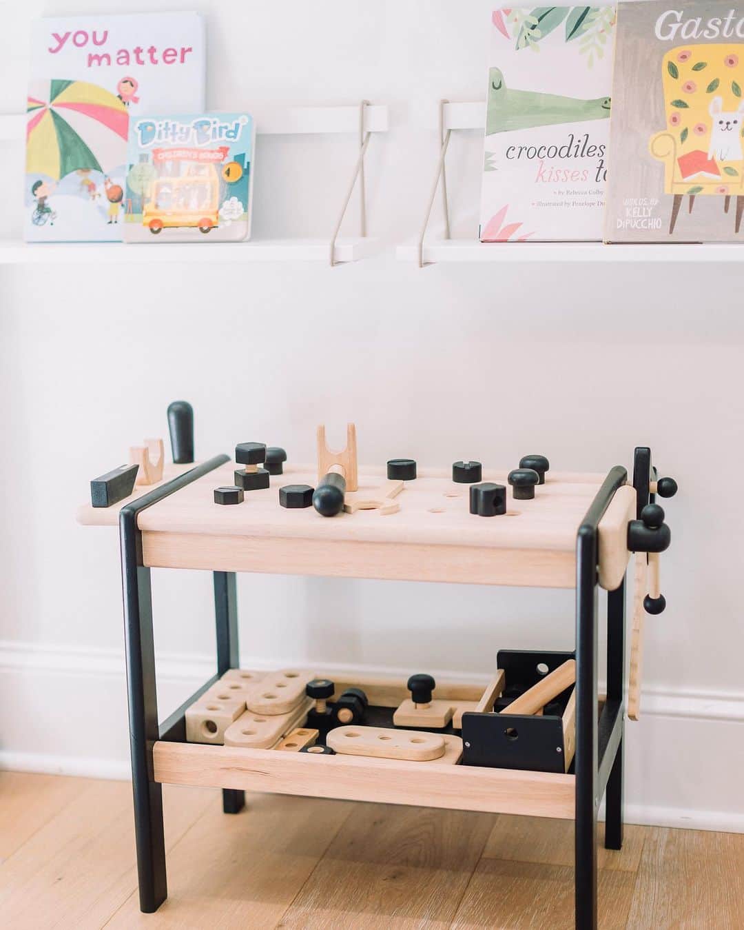 ジャスミン・トゥークスさんのインスタグラム写真 - (ジャスミン・トゥークスInstagram)「TRENDING TOY: our wooden workbench. This ⭐️⭐️⭐️⭐️⭐️ toy comes with play tools, hardware pieces and blocks to let them build their own custom creations.  Give it as a wow-worthy gift now or add it to your registry for play later!   📷: @andreagrbic_, @shophomebabe  #KidsToys #WoodenToys #KidsGifts #RegistryGifts #BabyRegistry #BabyShowerGifts」9月3日 5時10分 - crateandkids