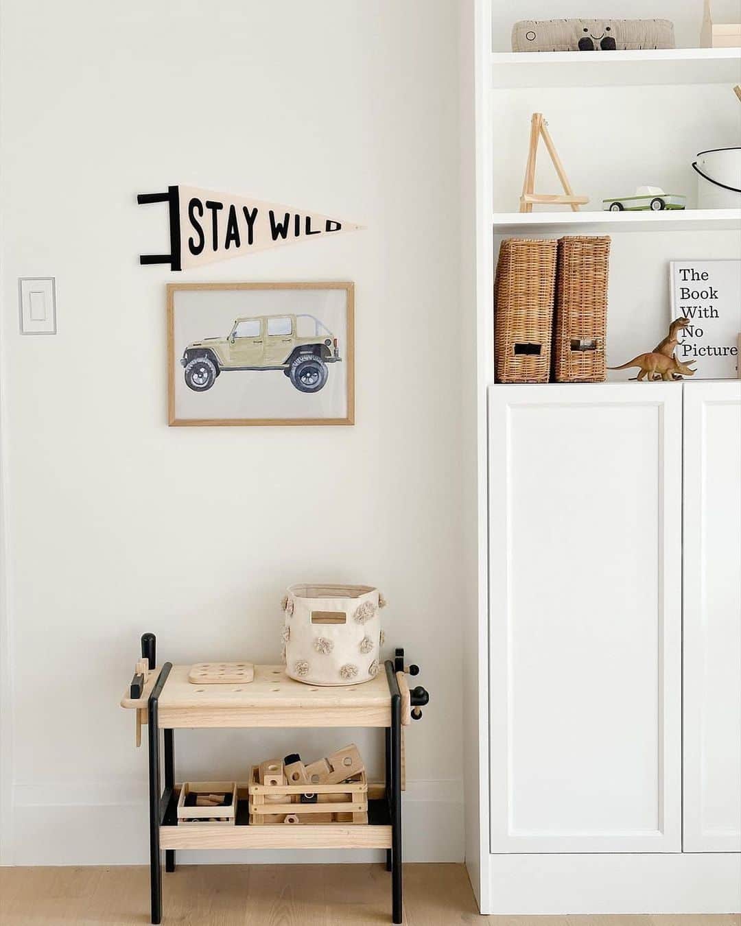 ジャスミン・トゥークスのインスタグラム：「TRENDING TOY: our wooden workbench. This ⭐️⭐️⭐️⭐️⭐️ toy comes with play tools, hardware pieces and blocks to let them build their own custom creations.  Give it as a wow-worthy gift now or add it to your registry for play later!   📷: @andreagrbic_, @shophomebabe  #KidsToys #WoodenToys #KidsGifts #RegistryGifts #BabyRegistry #BabyShowerGifts」
