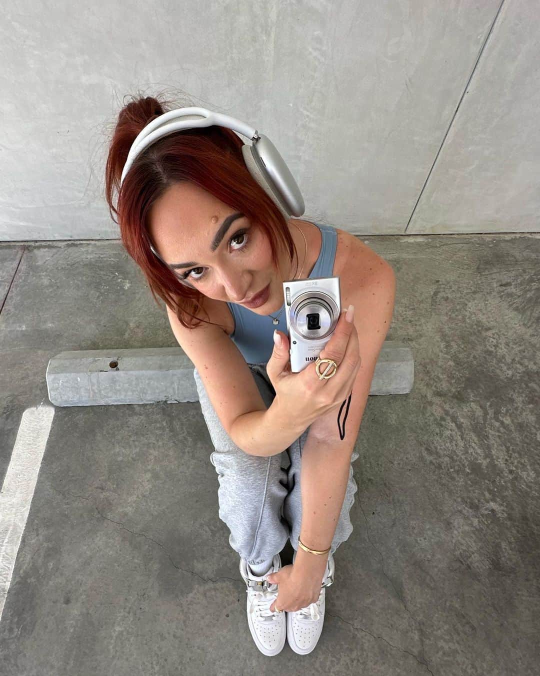 アリーシャ・マリーのインスタグラム：「my ex showed up on my door (slide 7)   side note..the trader joe’s licorice is a gift from heaven above and will change your life. comment your fav candy」