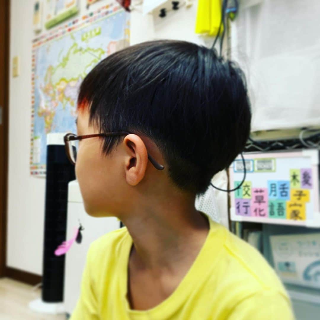 水谷さるころのインスタグラム：「ヘアカット記録。息子。次は美容院行かないと。前髪の赤いのがだいぶ減ってしまった。」