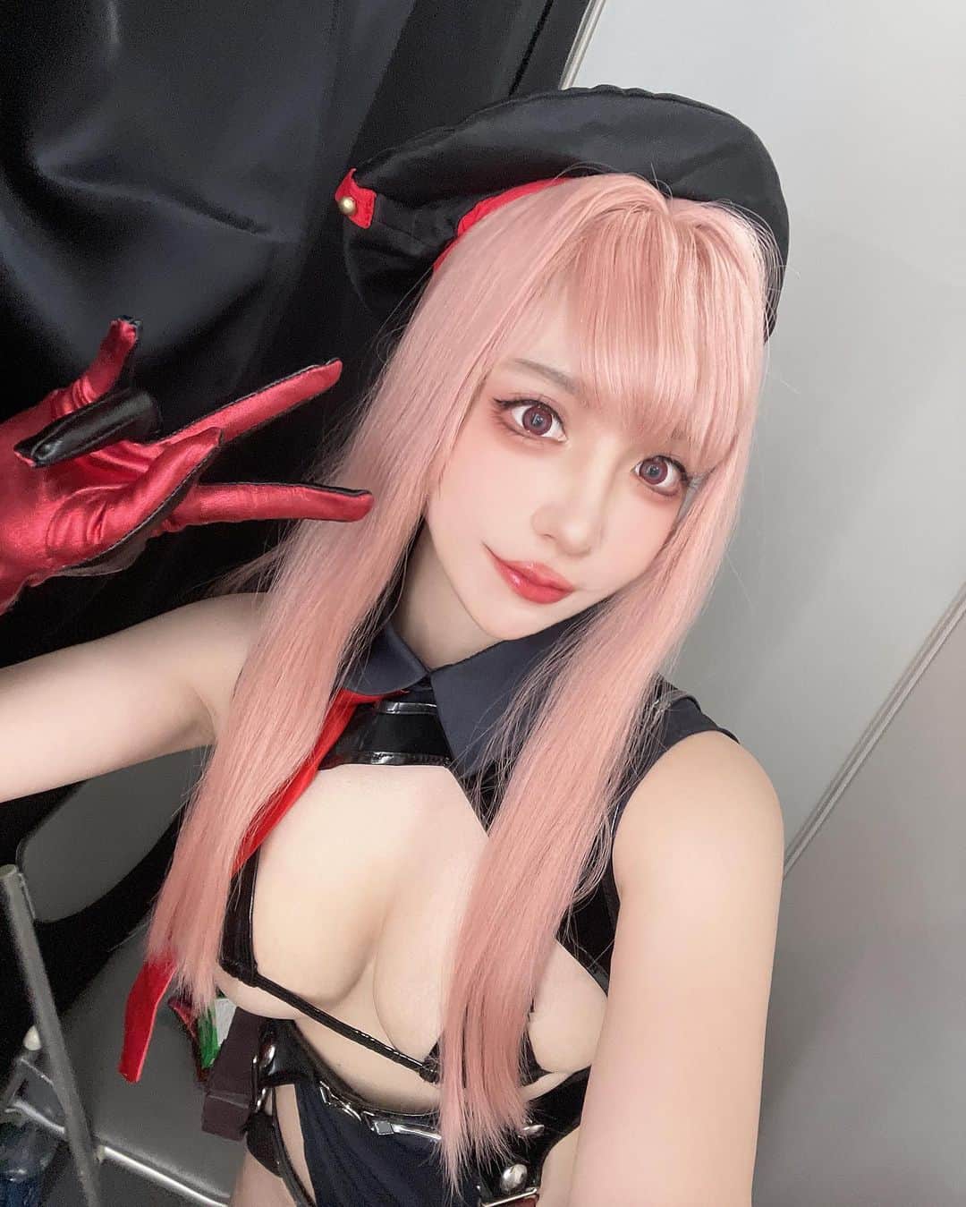 千尋のインスタグラム：「今天勤勉的千尋換了兩套❤️ 明天是地雷寶寶的服裝🫶🏻敬請期待 第一日的一番賞完抽啦❤️ 明天還有第二日的一番賞～～ 別錯過了！最後賞是阿妮斯大掛軸喔～～～」