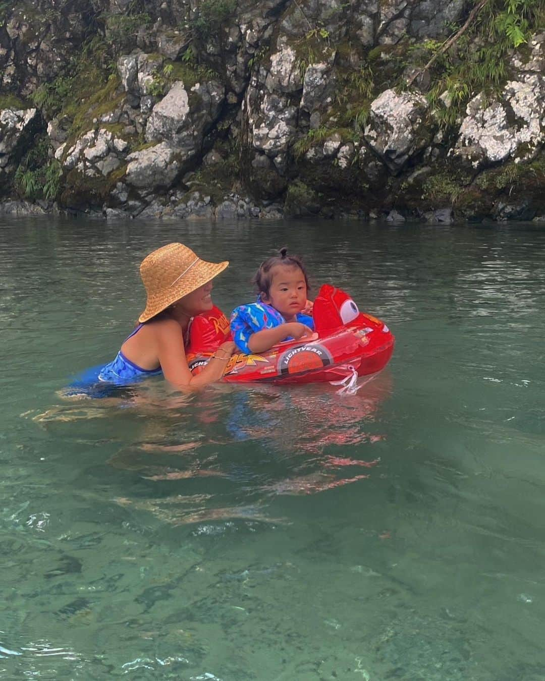 堀舞紀のインスタグラム：「🐟🐟🐟~  綺麗な川にも沢山いった⛰  なんなら 川で同窓会をした😀w  40年くらい友達でいてくれる なんていい奴らだ😂  子供も🐩もおじさんもおばさんも みんな童心にもどれる自然て スバラシイのだ🌍💕  #naturephotography  #同窓会 #1981 #僕らの夏休み2023」