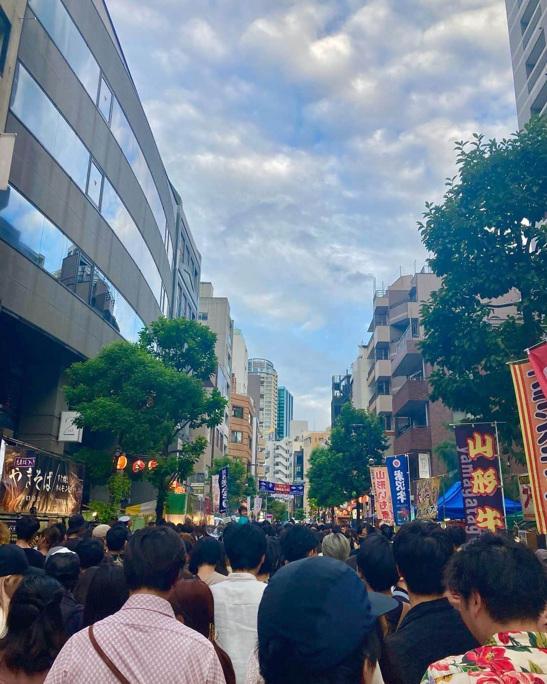 山田優依さんのインスタグラム写真 - (山田優依Instagram)「Work out days  海やプール、花火は行かなかったけど、最後に 麻布十番祭りで夏らしさ味わえて満足な7.8月🐳  21キロ歩いていても、どうやら気にせず 食べる日が多すぎるみたいで(今更w) 中々なりたい身体にはなってくれない🐒  でも食べる幸せを削って理想の体型を目指すより 食べたいもの食べてトレーニングなりなんなり 頑張った方がプラスが多いから動け自分＼(^o^)／  ていう自分の喝と今年の夏の記録☺️  #Azabujuban #tokyogirl #matsuri #tokyostreetphotography #tokyostreets #麻布十番祭り #ウォーキングダイエット　#グルメな人とつながりたい　#ウォーキング女子 #トレーニング好きな人と繋がりたい　#ボディメイク記録　#食べて痩せるダイエット#フィットネス好きな人と繋がりたい #ボディメイク中 #美容好きと繋がりたい」9月2日 20時26分 - yui_gourmetwalker