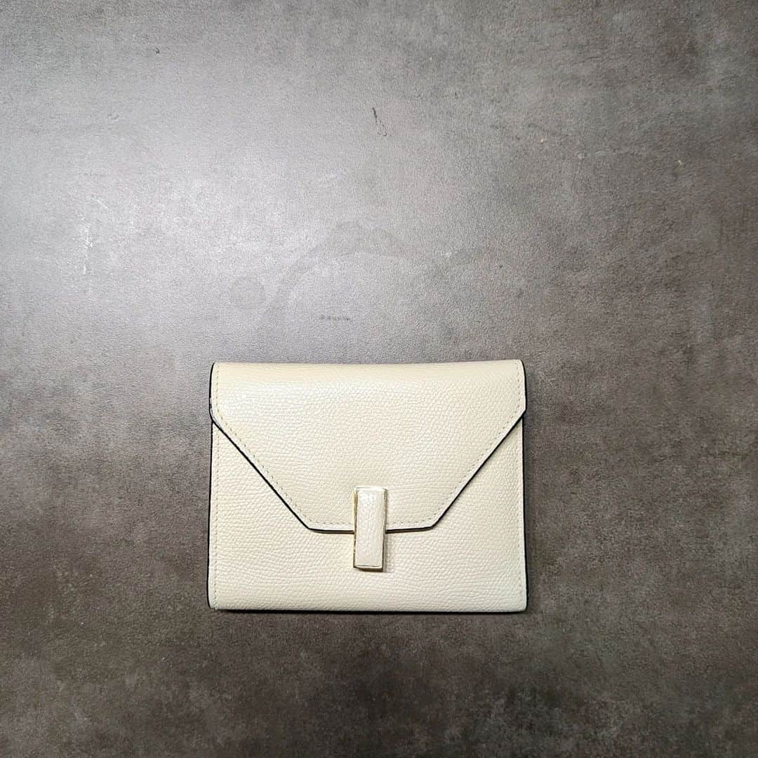 ayaka8880のインスタグラム：「. . 塗り直しから戻ってきたウォレット👛 . 恐らく3年目で塗り直したので、次また3年後。 . 購入時の白にはもう戻らないけれど、今の白もずっと一緒にいる証と考えると愛着増し増しです✨ . .」