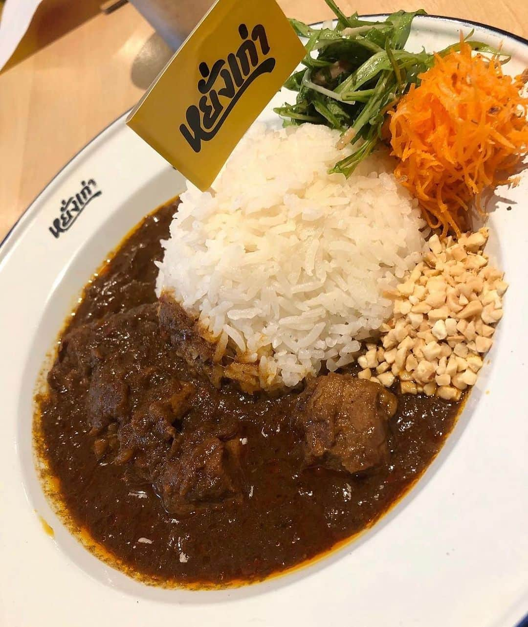 小鳥寿未代のインスタグラム：「前に食べて感動したカレー🍛  タイのゲーンハンレーカレーベースにしたヤンガオカレー🍛  すごく混むお店です⤴️ そして営業してる日が少ない😭  @yanggao_ngy  オススメです♡  #カレー  #カレーライス  #タイカレー  #タイ  #タイ料理  #カレー部  #タイ料理大好き  #タイ料理好きな人と繋がりたい  #スパイスカレー  #カレースタグラム  #カレーが好き  #カレー好きな人と繋がりたい  #カレーは飲み物  #名古屋グルメ  #名古屋カレー  #インフルエンサー」