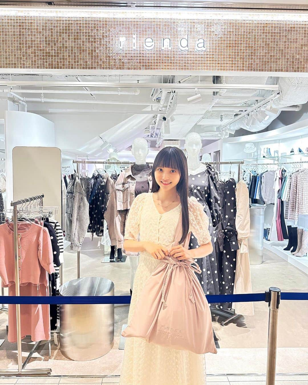 小杉怜子さんのインスタグラム写真 - (小杉怜子Instagram)「rienda LUMINE EST 新宿店 プレオープンに行ってきました〜👗✨  とあるお仕事で出会った @iku_0405 さん…👠♡ 招待してくださってありがとうございます🫶🏻💞🥹  プリクラみたいなのが撮れるところもあって、 使い方教えてもらいながら撮ってみましたヨ😳 良い感じでは…！？✨ 初めての1人プリクラ📸笑  かわいすぎるお洋服ゲットできた🌟 幸せだー❕😭 ノベルティのトートバッグもかわいい上に使い勝手良すぎてめちゃくちゃ嬉しい…🤦‍♀️♡  新宿ルミネエストのriendaは 9/2からリニューアルオープン🛍🛒𓈒𓂂𓏸 皆さま足を運んでみて❕  .  #rienda  #リエンダ  #lumine  #lumineest  #新宿  #新宿ルミネエスト  #秋服  #小杉怜子  #モデル  #モデル志望  #おしゃれ  #プリクラ」9月2日 20時24分 - rei_co_sugi