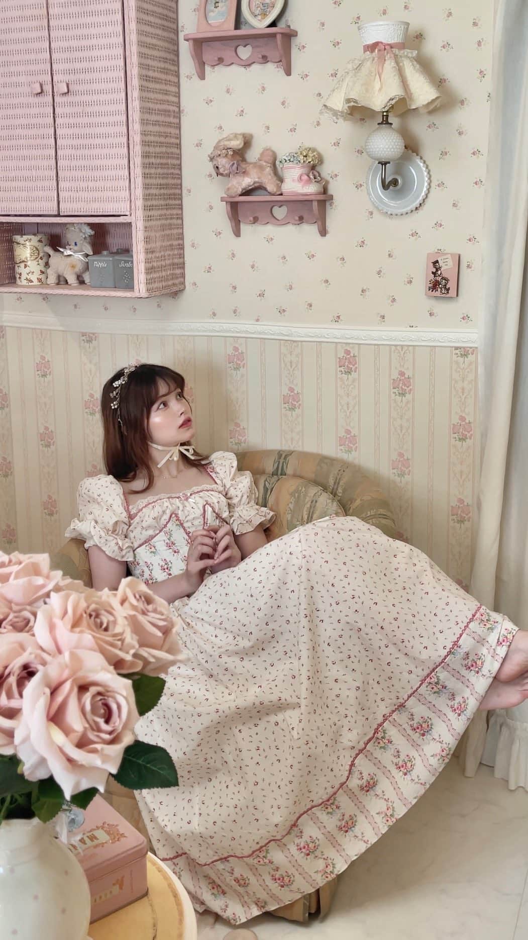 織田エリカのインスタグラム：「𝕣𝕠𝕤𝕖 𝕘𝕒𝕣𝕕𝕖𝕟 𝕔𝕠𝕣𝕤𝕖𝕥 𝕕𝕣𝕖𝕤𝕤💐🌷🌸  𓂃  @lacemade_jp の「初夏のローズガーデン」コルセットドレス💐 デザインがヴィンテージドレスの様に素敵で とってもお気に入り🌷  𓂃  #lacemade #diy #myroom #room #interior #vintage #vintagegirl #antique #shabbychic #cute #frenchgirl #girly #mery #lauraashley #ベッド #ローラアシュレイ #マイルーム #インテリア #アンティーク #ヴィンテージ #ルーム #シャビーシック #ベッドルーム #かわいい #diy女子 #お部屋紹介 #ルームツアー #フレンチガーリー #ヴィンテージガーリー #ヴィンテージライク」