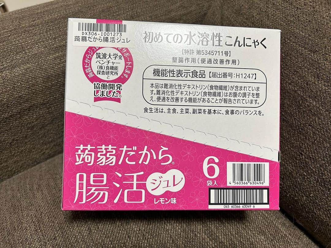 朝桐光さんのインスタグラム写真 - (朝桐光Instagram)「デザート感覚で美味しく食べられる水溶性こんにゃくジュレ♪　  ⭐️蒟蒻だから腸活ジュレ⭐️  なぜ腸内環境を整える事が大事なのか、、、 それは腸内環境が悪いと食べ物に含まれる毒素や不純物も一緒に体に取り込んでしまい、様々な悪影響を体に及ぼしてしまうから💦 その悪影響は体だけではなくメンタルにまで及ぶと言われています💦 元来こんにゃくは、「胃腸のほうき」と言われ、お腹の掃除をする効果があることは良く知られています✨ そして腸内環境を整えるのに良いと言われる成分がこんにゃくに含まれる「水溶性食物繊維」✨✨✨  お腹が弱い私には魅力的✨  薬に頼らないで腸内環境を整えたいなぁって思ってGetしてみたよ🎶  今回はネットでgetしたんだけど、都内のセブンイレブンにもあるみたいで嬉しい✨  味は酸っぱすぎないレモン味で美味しい✨😋✨  ジュレだからお腹にたまるかんじもあるし、小腹が空いた時に、ダイエットにもよさそう🎶🎶🎶  美味しく食べて出す！！！  最高❤️  健康第一ですぞ😆👍✨  PR @konnyakuyahonpo   #蒟蒻屋本舗 #蒟蒻だから #腸活ジュレ #蒟蒻だから腸活ジュレ #蒟蒻屋本舗株式会社 #おうち美容 #食物繊維 #機能性表示食品」9月2日 20時30分 - akari_asagiri