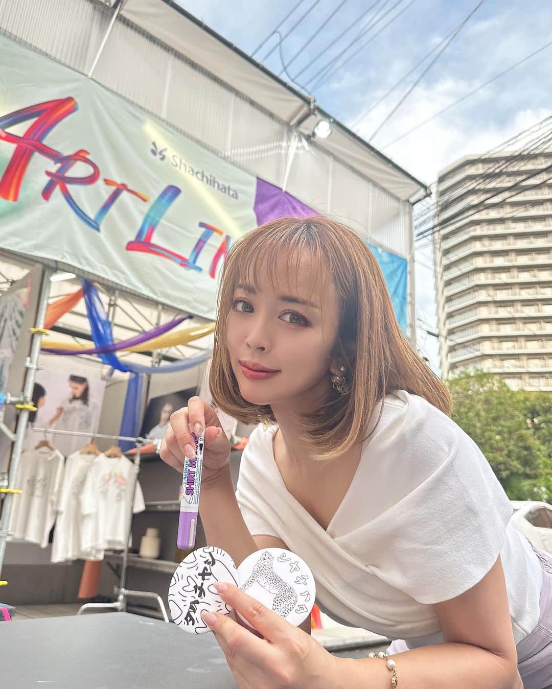 板橋瑠美のインスタグラム：「Shachihata Artline X　へ✨✨ ⁡ ⁡ ⁡ 文房具のシヤチハタプレゼンツ　Arttline のイベントで可愛いデザイン体験をして来たよー！！！ ⁡ ⁡ ２種類のバッジを選んで布用のシャチハタ新作のカラーペン"シャツマーカー"をつかって色塗り✨ ⁡ ⁡ めちゃ楽しかった💓ꉂ笑꒱ ⁡ ⁡ ⁡ ⁡ イベント中に、ペイントされたバッジをSNSで投稿すると、会場で使用できるドリンク500円チケットがプレゼントされちゃうみたい💓！！ 会場にある、ファッションブランドとのコラボTもマーカーで色をつけられるようになってて、作ってみたいってめちゃくちゃ思ったー！ デザインも可愛かったし✨✨ ⁡ ⁡ ⁡ ⁡ イベント日時は、明日の18時までー！！！ 9月1日（金）〜9月3日（日）12:00〜18:00 ⁡ 是非是非^ ^！！ ⁡ ⁡ ⁡ ⁡ ■イベント会場 B-Flat COMMUNE 〒150-0001 東京都渋谷区神宮前4-4-4 ⁡ ⁡ ⁡ ⁡ ⁡ ⁡ ⁡ ⁡ #アートラインdeco #シヤチハタ #シャツマーカー #文具」