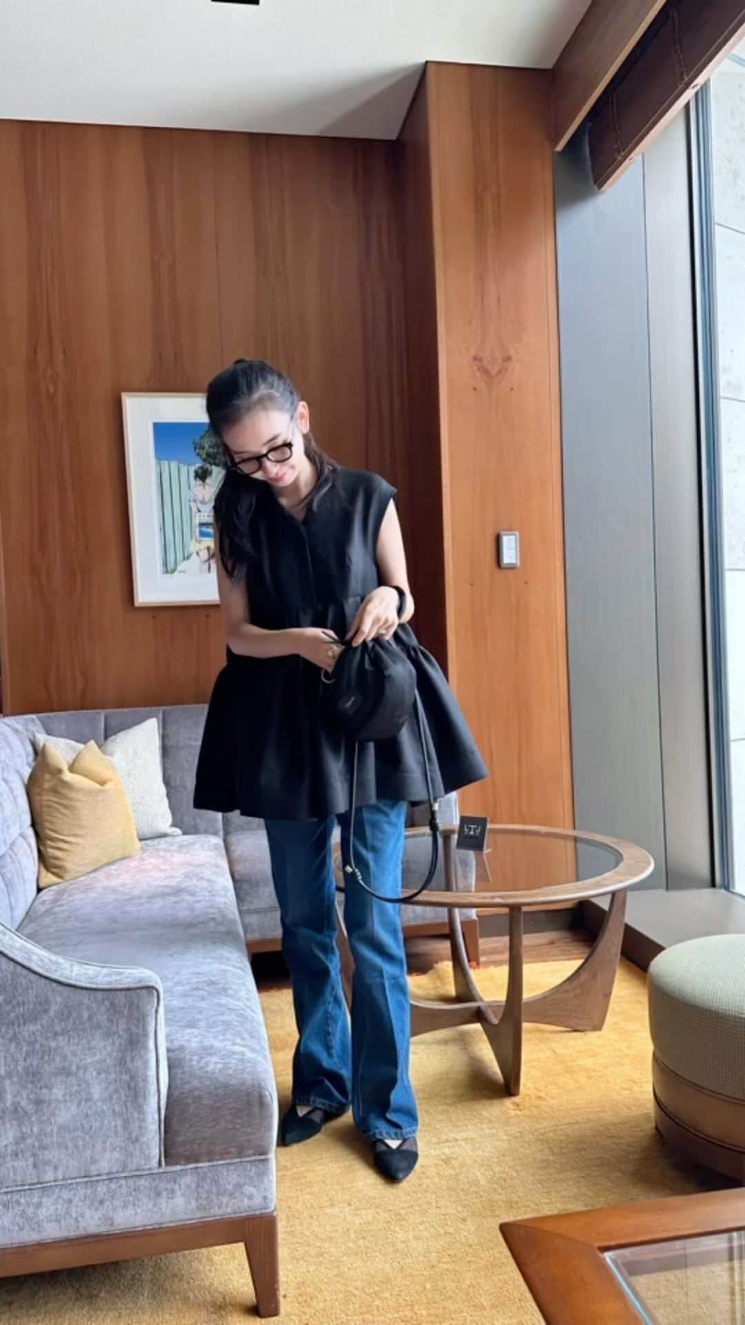 鈴木詩織のインスタグラム：「美シルエットに見えるデニム見つけたよっ👖✨  程良いゆとりがあって、センタープレスがあるから脚長効果抜群。🥹 生地もわりと柔らかくて履き心地良かった！ なのにお手頃だから色違いで欲しくなっちゃった🤍  9/1(金)-3(日)全品10％OFF＆送料無料キャンペーンがWEB限定で開催しているそうです✔︎ @coen_official  #shiorin_styling#coen#コーエン#coen_style#coen_snap#デニム」