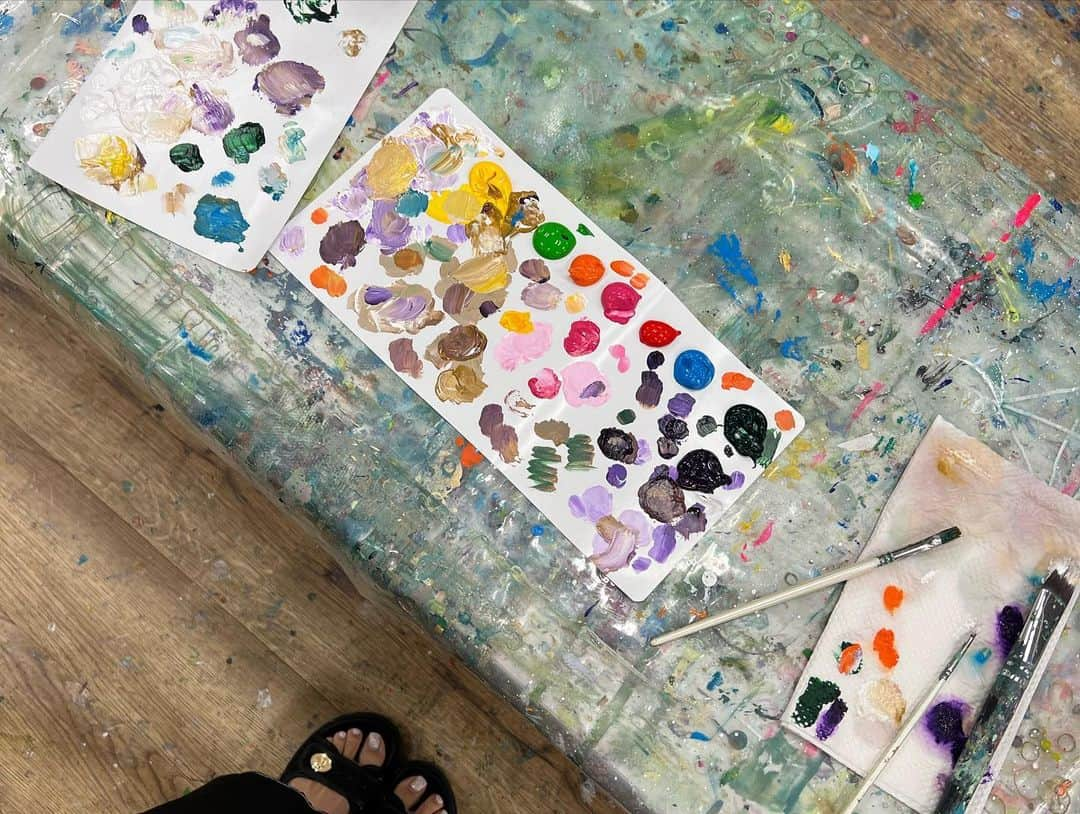 YOUさんのインスタグラム写真 - (YOUInstagram)「Art session 🎨  肩肘張らずに学べて描いて あっという間の楽しい時間🫶🏼  上手く描けるようになりたい😘🌹  #artbar#art#アート #ゆー画伯#爆誕」9月2日 20時32分 - _yuyuballefit_