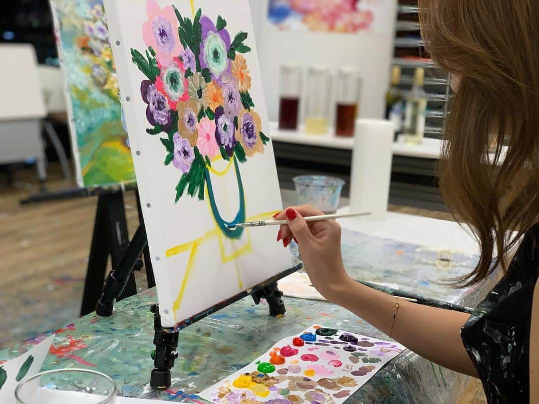 YOUのインスタグラム：「Art session 🎨  肩肘張らずに学べて描いて あっという間の楽しい時間🫶🏼  上手く描けるようになりたい😘🌹  #artbar#art#アート #ゆー画伯#爆誕」