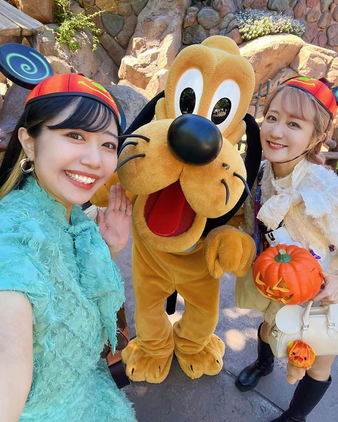 中島奈津希のインスタグラム：「👩🏻‍🤝‍👩🏼💛🐶 ⁡ ⁡ ⁡ いまだにこんな距離で グリできる事に感動しちゃう🥺💛 ⁡ ⁡ ⁡ ⁡ ⁡ サンデーを食べようと思ったら プルートが居たの🐶💛 可愛くて可愛くて可愛かった。 (2枚目半目だけど、プルートかわいいから載せた😑笑) ⁡ ⁡ ⁡ ⁡ ⁡ はぁ、載せたい写真いっぱい🤳🏻 フードたくさん食べたから 早く載せるぞーー！ ⁡ しばらくお付き合いください👻🧡 ⁡ ☁️☁️☁️☁️☁️☁️☁️☁️☁️☁️☁️☁️☁️ #disneysisters_jp ←#中島姉妹 ディズニーまとめ👩🏻‍🤝‍👩🏼 @nakajimasisters_jp ←中島姉妹アカウント👩🏻‍🤝‍👩🏼 #東京ディズニーランド#ディズニーランド#dハロ#ディズニーハロウィーン#dハロ2023#disneyhalloween#ディズニーハロウィーン2023#キャラグリ#グリ」