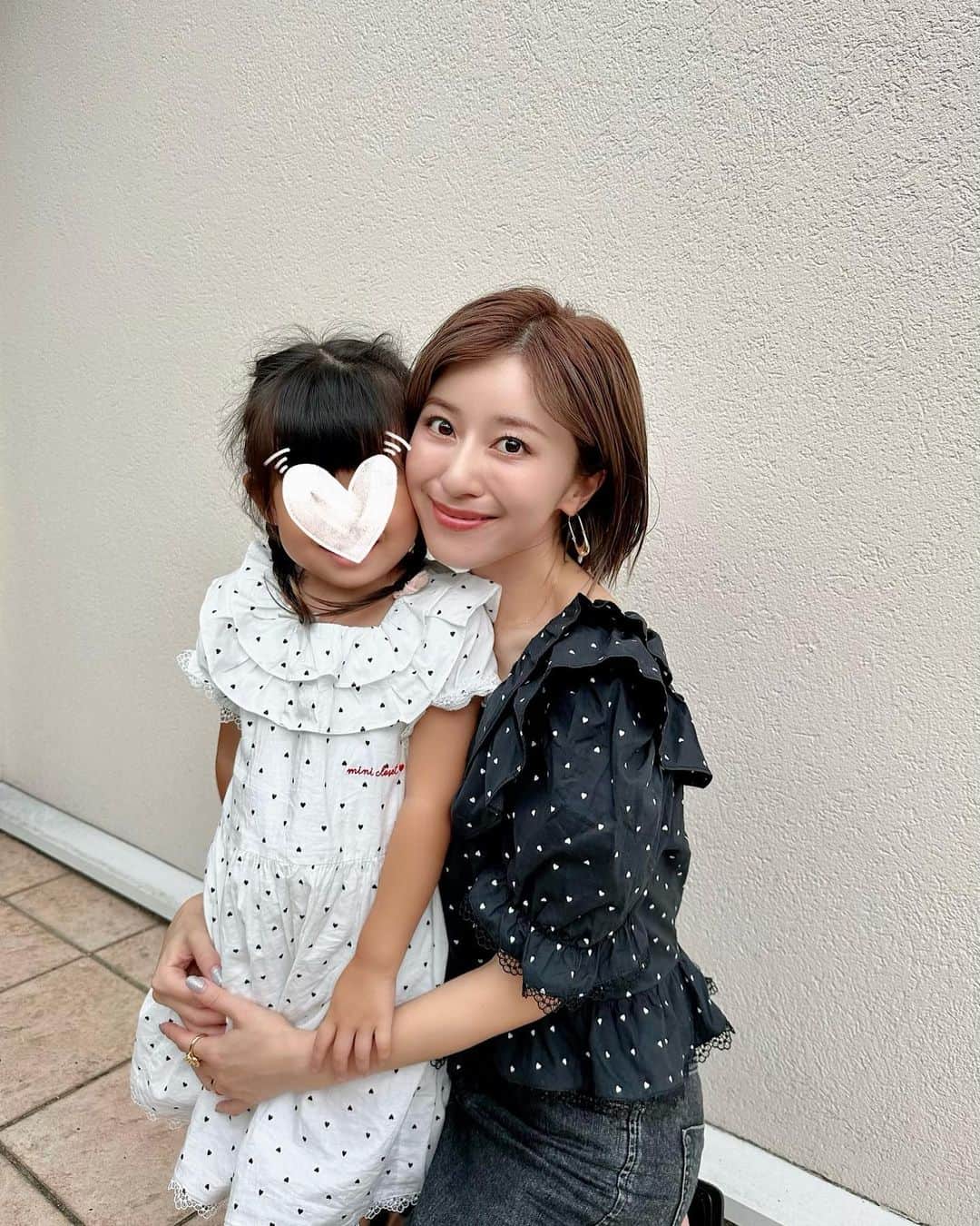 水野佐彩のインスタグラム：「・ 最近娘と一緒にお風呂上がりなどに使っているのは👩‍👧 高保湿なのにべたつかない 気持ちの良い使い心地で 小さな子供から使える医薬部外品の カルテHD  モイスチュア フェイス＆ボディローション［医薬部外品］ @carte.beauty ✨🧴  マルホから唯一供給された へパリン類似物質HDと 肌あれ予防に効果のある グリチルリチン酸ジカリウムのダブルの有効成分配合で 肌荒れへの効果が高いの。 冬だけじゃなくて夏も乾燥するし 汗疹で荒れたりもするので 本当によく使っています✨💚  肌のバリア機能に重要な うるおい構造（角層ラメラ）の立て直しから保湿にアプローチできるので 一時的な保湿で終わらずに うるおいが持続するんです✨✨  乾燥してあれた肌にも使いやすい、低刺激処方。 無香料・無着色・パラペンフリー・アルコール（エチルアルコール）フリーは 子供がいる家庭や肌の敏感な肌にも嬉しいよね🩷  肌荒れしやすかったり揺らぎやすい方も これから季節の変わり目になるので ひとつお家にあると安心かもしれないね♡ 　　 販売名：ＨＤフェイスボディＬ  ※ヘパリン類似物質HDは保水有効成分ヘパリン類似物質のことです。  #カルテHD #モイスチュアフェイスアンドボディローション #スキンケア #PR #ヘパリン類似物質 #敏感肌 #乾燥肌 #セルフケア」