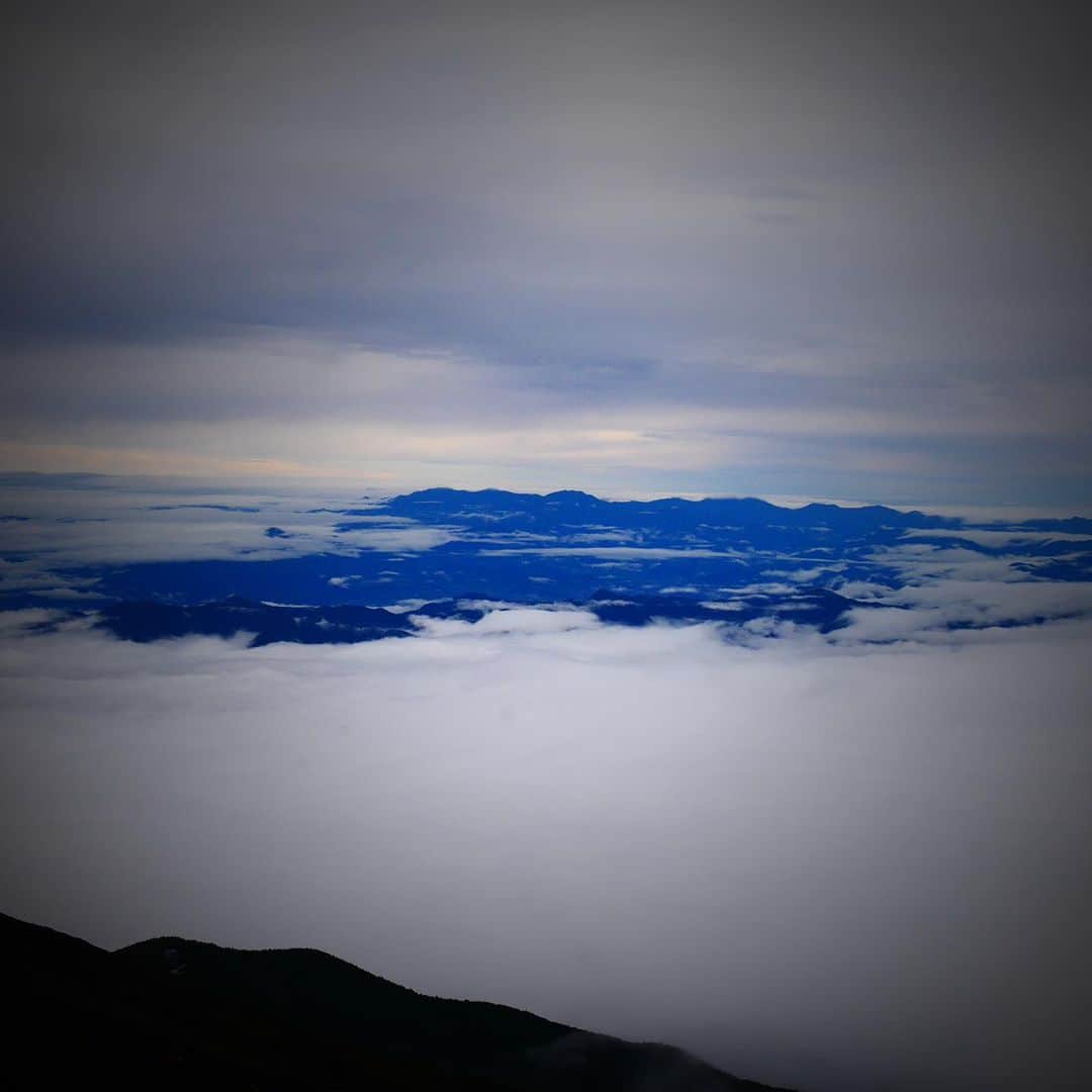HARUKA MUTOさんのインスタグラム写真 - (HARUKA MUTOInstagram)「👫 突然ですが。 この富士登山から6年が経ちました…🗻✨笑  急遽ノリで決まった富士登山。 途中雨降ってめちゃくちゃ寒くなるし、高山病で発熱したりで、結局登頂は出来なかったけれど🥺  それでも下山の時に見た朝焼けはとても感動したし、雲の上を歩く感覚を初めて味わえたし、彼と2人でこの経験が出来てよかったなと思うのです✨  後の夫婦生活でも助け合うってとても大事だなって思うし。 何か問題や困難があったら2人で乗り越えてく🤝 時に右から左へ聞き流す事も必要だし笑、鋭くツッコミ入れることも必要だけどね🤪  決して楽しいことばかりでは無いけれど、可愛い娘達にも囲まれて毎日幸せyo!!!!!👨‍👩‍👧‍👧❤️  いつもありがとう💐♡  #思い出の富士登山 #6年前 #助け合いの大切さ  #高山病で発熱  #私は割と元気でしたw #8号目で食べたカップヌードルの美味しさは星３つ #夫婦日記」9月2日 20時43分 - haruka_muto