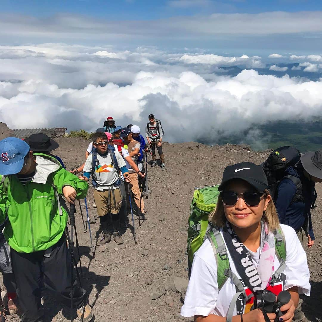 HARUKA MUTOさんのインスタグラム写真 - (HARUKA MUTOInstagram)「👫 突然ですが。 この富士登山から6年が経ちました…🗻✨笑  急遽ノリで決まった富士登山。 途中雨降ってめちゃくちゃ寒くなるし、高山病で発熱したりで、結局登頂は出来なかったけれど🥺  それでも下山の時に見た朝焼けはとても感動したし、雲の上を歩く感覚を初めて味わえたし、彼と2人でこの経験が出来てよかったなと思うのです✨  後の夫婦生活でも助け合うってとても大事だなって思うし。 何か問題や困難があったら2人で乗り越えてく🤝 時に右から左へ聞き流す事も必要だし笑、鋭くツッコミ入れることも必要だけどね🤪  決して楽しいことばかりでは無いけれど、可愛い娘達にも囲まれて毎日幸せyo!!!!!👨‍👩‍👧‍👧❤️  いつもありがとう💐♡  #思い出の富士登山 #6年前 #助け合いの大切さ  #高山病で発熱  #私は割と元気でしたw #8号目で食べたカップヌードルの美味しさは星３つ #夫婦日記」9月2日 20時43分 - haruka_muto