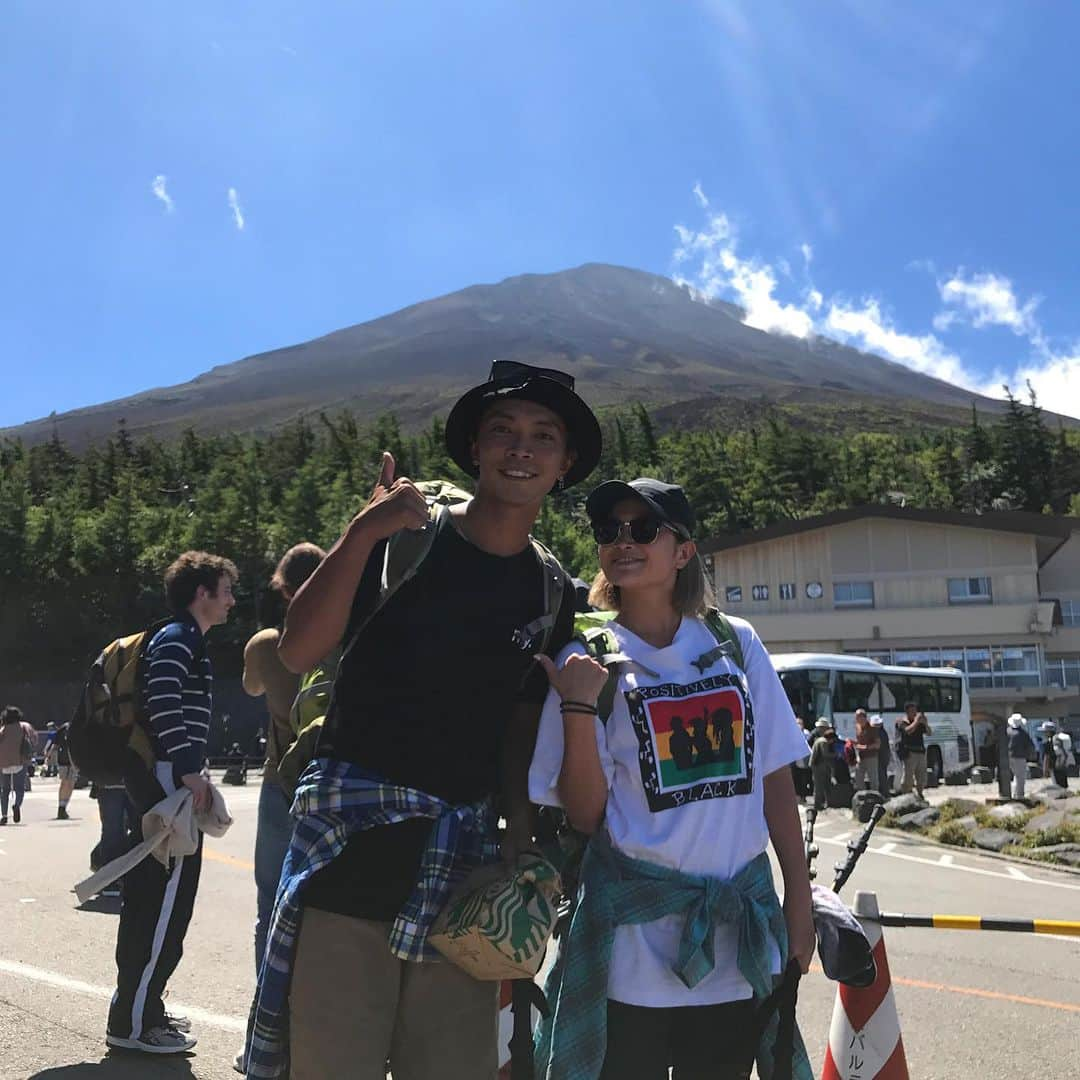 HARUKA MUTOのインスタグラム：「👫 突然ですが。 この富士登山から6年が経ちました…🗻✨笑  急遽ノリで決まった富士登山。 途中雨降ってめちゃくちゃ寒くなるし、高山病で発熱したりで、結局登頂は出来なかったけれど🥺  それでも下山の時に見た朝焼けはとても感動したし、雲の上を歩く感覚を初めて味わえたし、彼と2人でこの経験が出来てよかったなと思うのです✨  後の夫婦生活でも助け合うってとても大事だなって思うし。 何か問題や困難があったら2人で乗り越えてく🤝 時に右から左へ聞き流す事も必要だし笑、鋭くツッコミ入れることも必要だけどね🤪  決して楽しいことばかりでは無いけれど、可愛い娘達にも囲まれて毎日幸せyo!!!!!👨‍👩‍👧‍👧❤️  いつもありがとう💐♡  #思い出の富士登山 #6年前 #助け合いの大切さ  #高山病で発熱  #私は割と元気でしたw #8号目で食べたカップヌードルの美味しさは星３つ #夫婦日記」