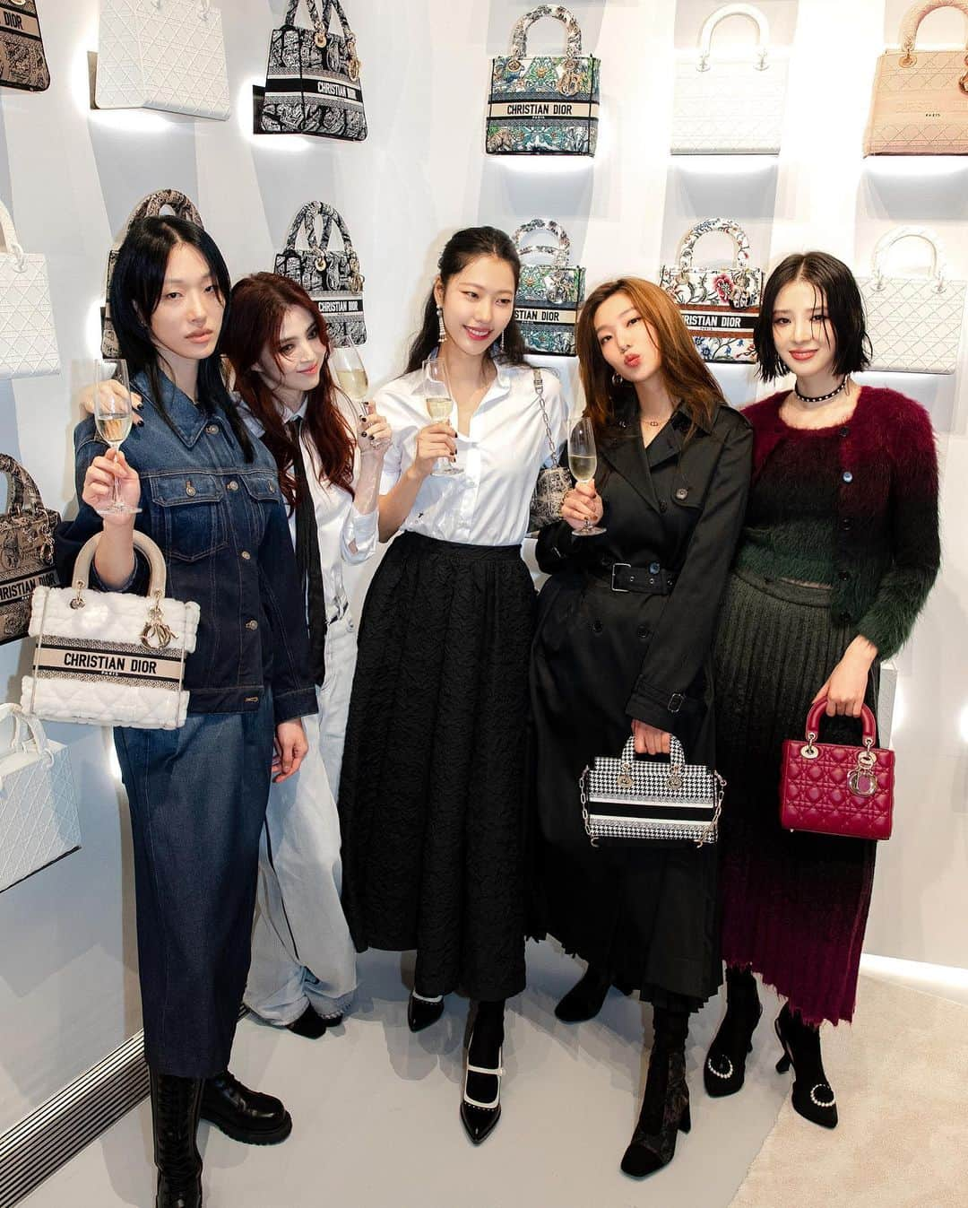 가로수길 , Seoulのインスタグラム：「Lady Dior Celebration   이 최강조합은 뭐지??💕 최소라,한소희,박희정,이호정,아이린 미쳤두아아앙   #Dior #LadyDior #DiorSeongsu」