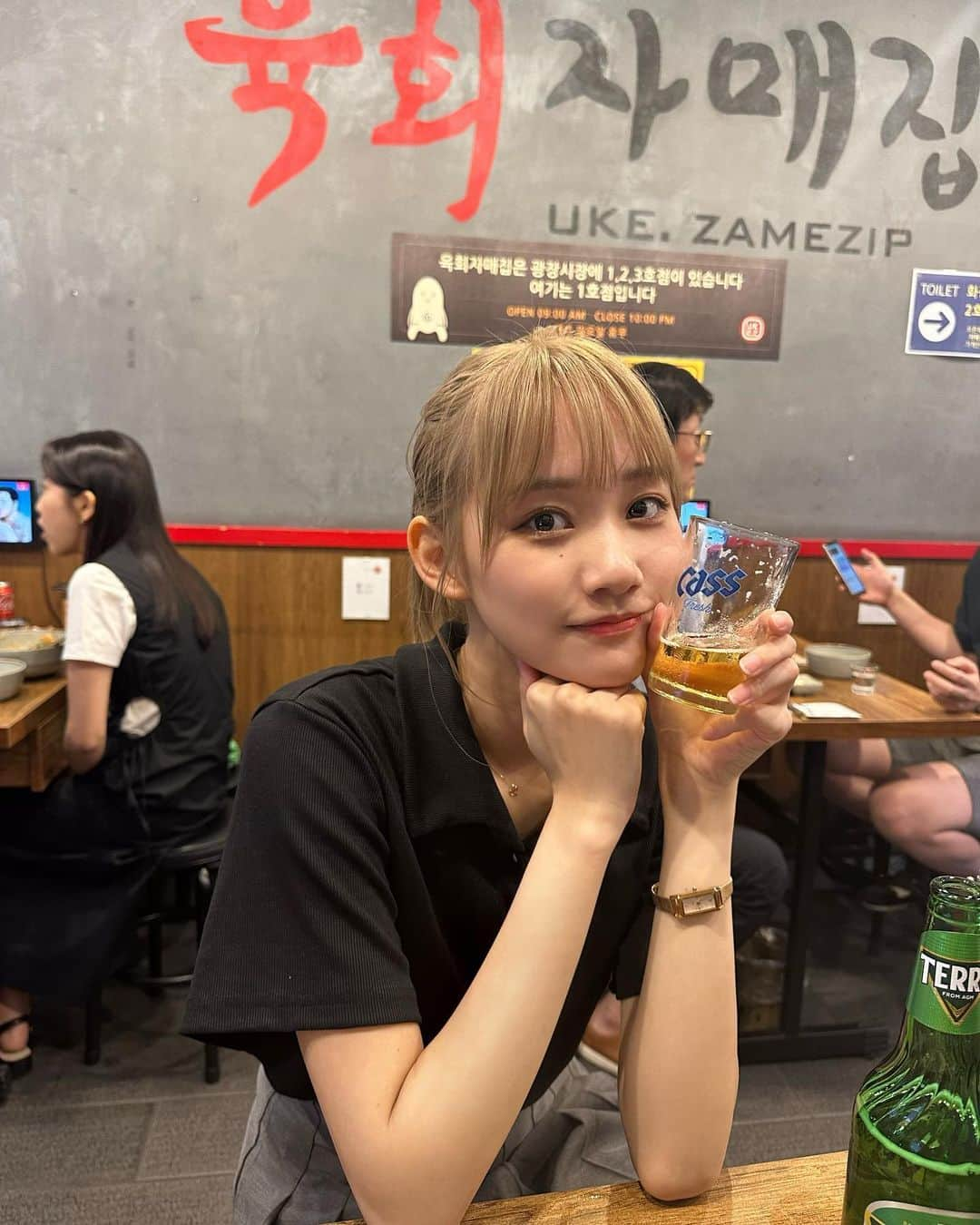 保﨑麗のインスタグラム：「気づけば片手にずっとビール持ってたin韓国🍻  広蔵市場で気になってた ユッケ食べた🤤 タコが生きてて感動した~✨  市場で麻薬キンパも食べたけど 人生で1番美味しいキンパだった😋 キングオブキンパ👑  #韓国 #韓国料理 #広蔵市場 #キンパ #麻薬キンパ #ユッケ」