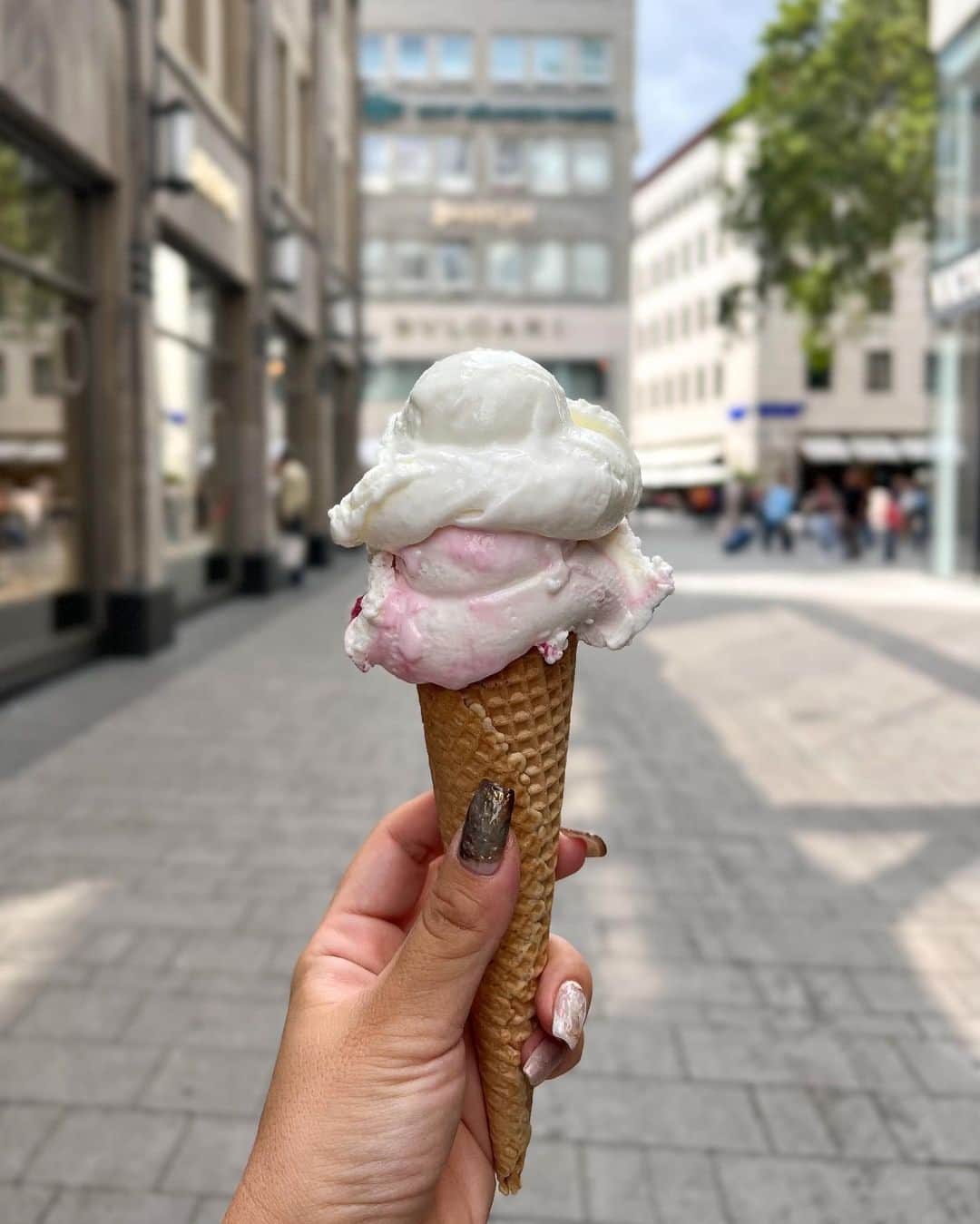 mananailsのインスタグラム：「1ヶ月間長期休暇を頂き ドイツ、オランダ、クロアチアを旅してきました🇩🇪🇳🇱🇭🇷  @manashika の方で旅写真は投稿していますが 記録としてこちらにもちょこっと投稿します😉 まずは夫の地元のケルンから🇩🇪  かわいいネイルは @moonlit_yuki 💅🏼🍨」