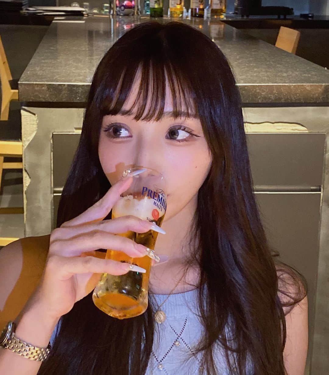 のインスタグラム：「実は先日、クマ取りの施術をしてきました🙊🤍  ひどい時は化粧で隠しきれないクマが自分では顔が暗く見える気がして気になってしまっていたんだけど💦  切らない目の下のクマ取りがあると知って 今回思い切って施術してみました！  一応予定を空けていたんだけど、 ダウンタイムもほぼ無くて驚いた。。 ストレス無く過ごせました🌿‬ ܸ  最初はやっぱり怖かったけど、施術中も麻酔の一瞬の痛みだけで、後は押されてる様な感覚のみでした！  しっかり左右差も確認しながら施術して頂き、ナースさんからも優しく声掛けして頂きながらの施術でとても安心でした🌸  今回、 東京中央美容外科川崎院 @tcb_kawasaki で 郭 天元先生 @tcb_kaku にお願いしました。  有難うございました🥲✨✨  #東京中央美容外科　#川崎　#クマ取り　#クマ治療　#目の下のクマ取り」