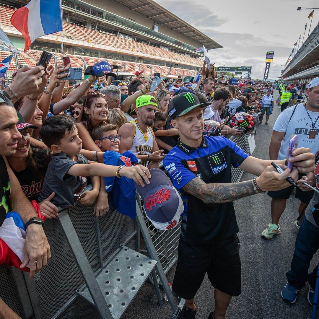 YamahaMotoGPさんのインスタグラム写真 - (YamahaMotoGPInstagram)「High-fives 🙌, signatures ✍️, and selfies 🤳   #MonsterYamaha | #MotoGP | #CatalanGP」9月2日 20時38分 - yamahamotogp