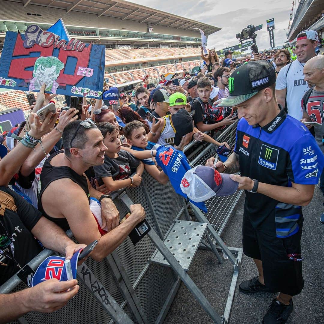 YamahaMotoGPさんのインスタグラム写真 - (YamahaMotoGPInstagram)「High-fives 🙌, signatures ✍️, and selfies 🤳   #MonsterYamaha | #MotoGP | #CatalanGP」9月2日 20時38分 - yamahamotogp