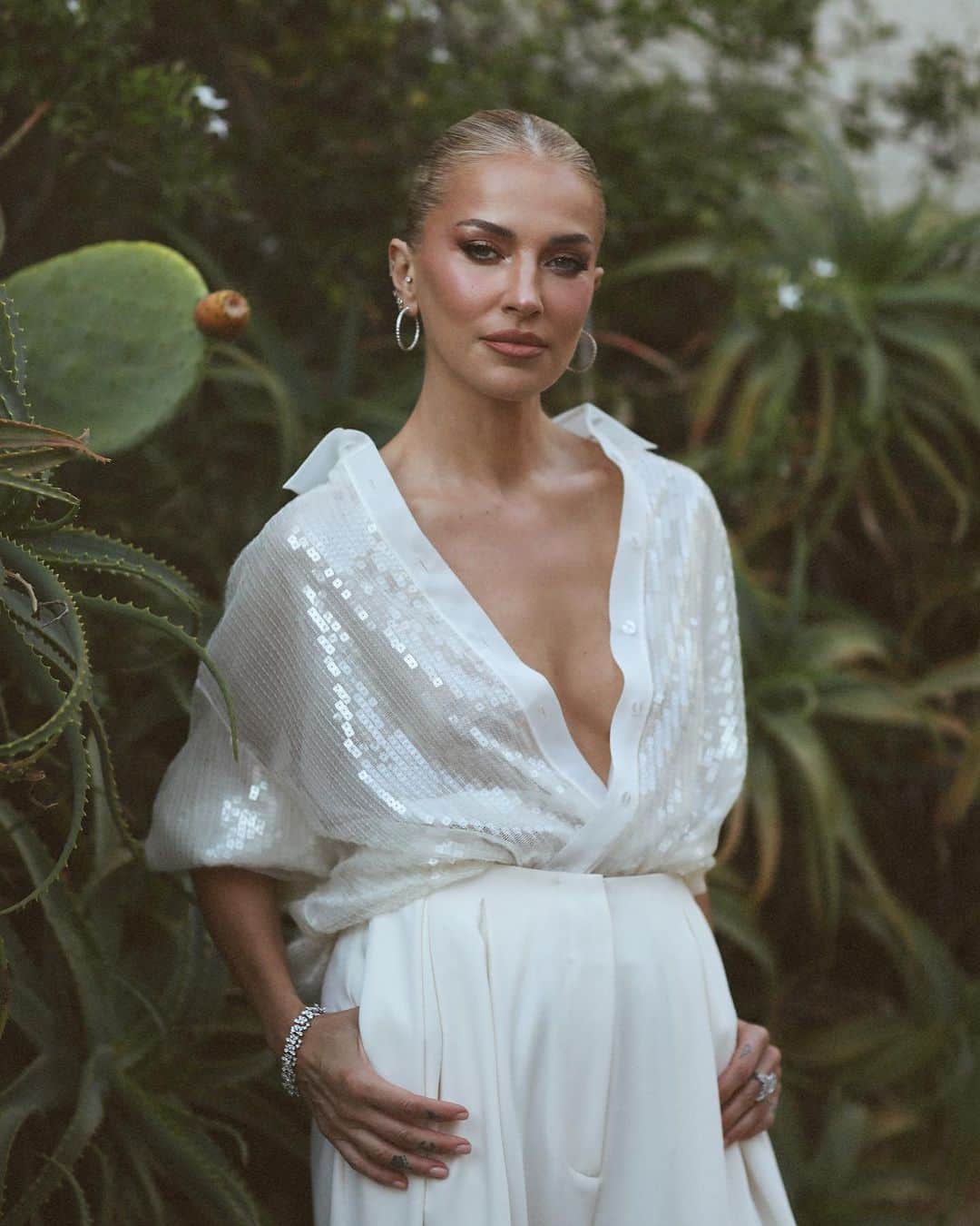 Burcu Esmersoyのインスタグラム：「in the mood for B 🤍 #reklam #fromborgowithlove」