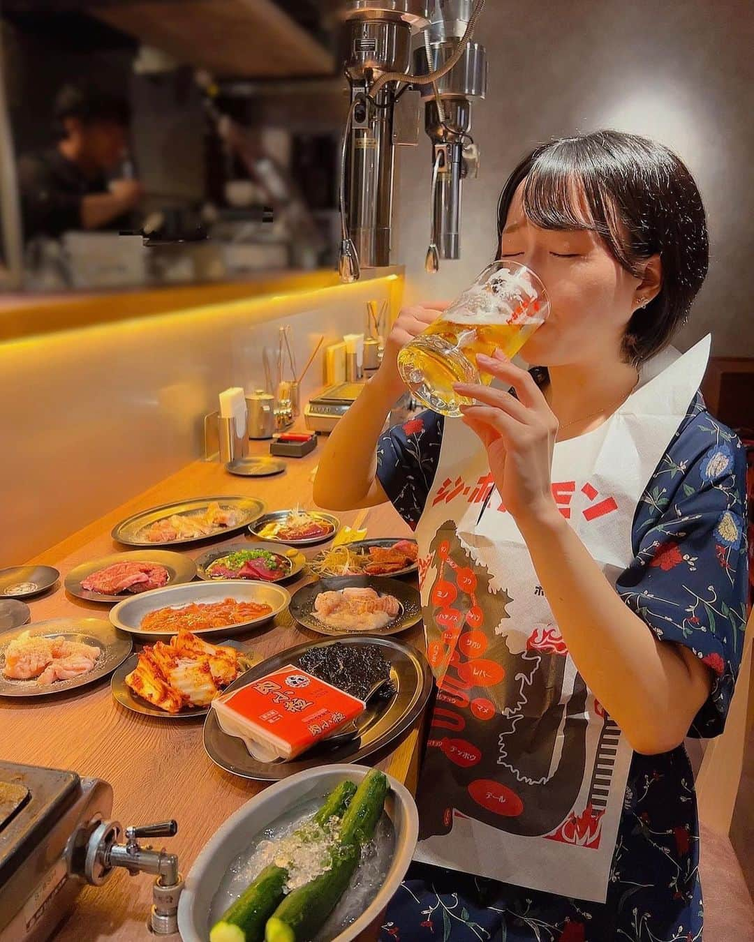 蒼井まやさんのインスタグラム写真 - (蒼井まやInstagram)「. 今日はどこへ行こうか 今日はどこで飲もうか  ハピネスを求めて到着したのは…そう！新宿！  新宿は非常に縁のある街。 アイドルも役者もスタートは新宿。 私にとって始まりのまちです。  そんな新宿に新しくホルモン焼肉屋さんがオープンすると聞き！ そりゃあ行くしかないっしょと肉食女子会を開催👏💓  駅からトコトコ歩いて5分くらい〜 〈新宿焼肉 ホルモンいのうえ〉 @inoue_shinjuku   今日はアラカルトで♪  ・ネギ牛タン  ・味噌タン ・牛ハラミ ・豚鶏ホルモンミックス ・いのうえ牛ホルモン ・上ミノ ・黒センマイ刺 ・名物 納豆ユッケ ・生キムチ ・いのうえ春菊サラダ  まずはビールで乾杯🍻 はぴねーす👼💓 焼肉といえばビールでしょ〜  エプロンがシン・ホルモンでゴジラになってたり グラスが歌舞伎町風のI♡新宿井上になってたり 新宿要素満点でたのし〜  牛タンは安定に美味しいっ…！ 味噌タンはジャンキーな感じでお酒すすむー💓 ハラミも肉肉しくて最高… 少食な人ならもうこれでも充分なくらい満足度高い！  わたしの大好きな上ミノと 一緒に行った子の大好きな牛ホルモン どちらも新鮮そのもの！  そろそろ私はハイボールへ移行… 大好きなデュワーズのハイボールがあって歓喜！ ハピネスすぎる〜👼💓 めちゃくちゃホルモンと合うよォ… ミノ好きだよ…ていうか牛さんの胃袋全部好き… 4つも持っててくれてありがとう牛さん…  🫘ここで元焼肉屋店員の豆知識🫘 今回頼んだもので言うとミノは第1胃袋！センマイは第3胃袋！ 牛さんは食べ物を反芻するので4つ胃袋あるんだけど 実は消化・吸収をしているのは4つめのギアラ（赤センマイ） がメインなんですよ〜☝️ 3つめのセンマイも少し水分とか栄養吸収するんだけど 胃液を分泌するのが4つめのギアラなんだって！ 面白いよね〜！  そして、今回一番印象に残ってるのは 「名物　納豆ユッケ」 見た目がさ！見た目がね！ 納豆のパックに入ってくるのよ🥰 面白くない？！すごーい！ めちゃくちゃテンション上がった！ ユッケは韓国海苔で巻いて食べる…うーん間違いない。  美味しすぎてお酒もたくさん飲みましたね。 デュワーズ美味しいよぅ。ずっと飲んでたいね。  ちょっと頼みすぎた感はあったけど お酒もガブガブ飲んで一人7,000円くらいでした！ これだけ新鮮なホルモンが食べられてお酒も美味しくて、なら コスパ◎だと思う〜🙆‍♀️✨  新しいお店なので店内も綺麗で居心地良かったです！  🎪新宿 ホルモンいのうえ 📍東京都新宿区西新宿7-15-17 東光ビル 2F 🚃新宿駅 徒歩5分  #新宿グルメ #新宿ランチ #新宿焼肉 #焼肉好きな人と繋がりたい #焼肉大好き #ホルモン好きな人と繋がりたい #東京焼肉 #肉食女子 #肉食系女子 #肉食べたい #肉活 #肉テロ #飯テロ #飯テロ部 #飯テログラム #肉スタグラム #肉好きな人と繋がりたい #グルメ好きな人と繋がりたい」9月2日 20時42分 - mayayan_dayo