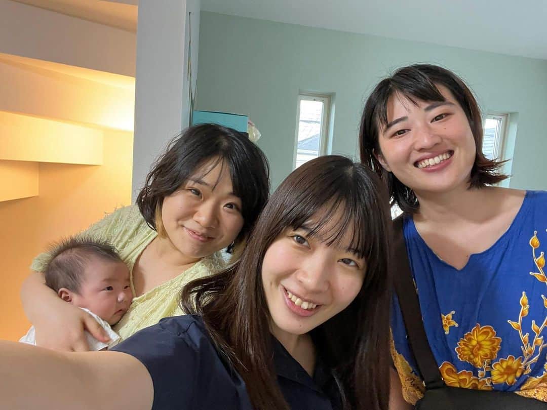 相馬有紀実のインスタグラム：「この前植木さんとかこちゃんがお家にきてくれた🩷 いっちゃんがグズった時はバランスボールの縦揺れとスクワットがいいんだと言ったら2人ともまさかのやってあやしてくれたよ😊✨ ありがたやありがたや🎵 そしてここのケーキがおいしすぎたー🥰」