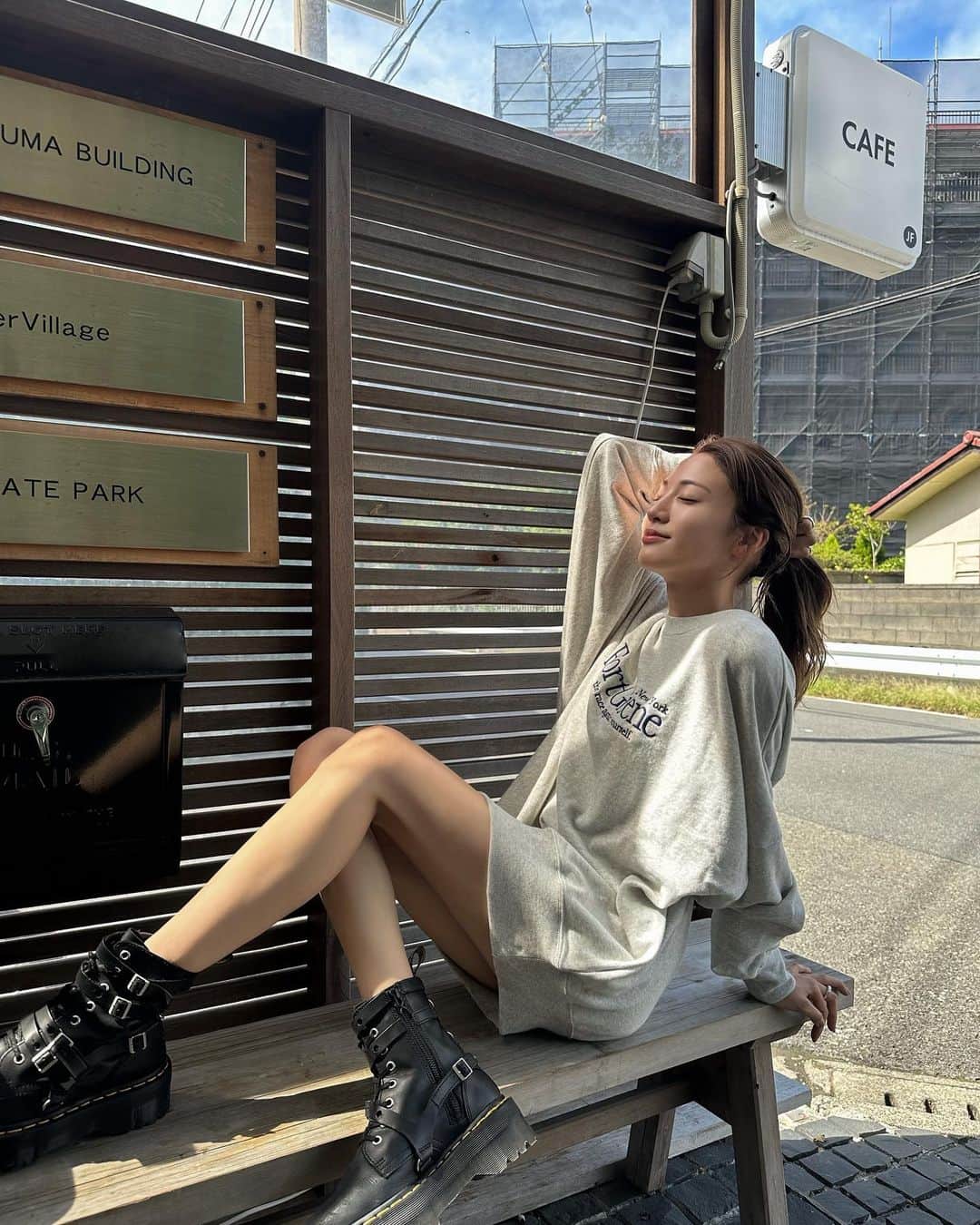 志田友美（ゆうみん）のインスタグラム：「これからの秋は @ungrid_official のスウェットが大活躍しそう🩶  スウェットは持っとくだけで何かと便利よね😚  オーバーサイズだからゆるっと着れる🫶🏼 丈感参考にしてみてねっ  #ungrid #ungrid_official @ungrid_staffsnap」