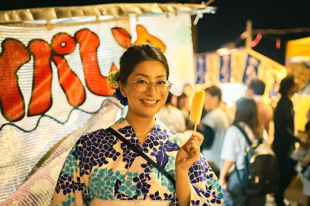 海津ゆうこのインスタグラム：「今年は食べることができました。 みんなが大好き冷やしパイン🍍 大行列でパインがなくなって、 お母さんの仕込みタイムがあったくらい。  しばたまつりには欠かせないものです😋 いつ食べても美味しいから お母さんは相当パインの目利きが上手だと思います。  ② 今年はこのメンバーでお届けした 立売り通りの一斉あおり。 暑い中、揉みくちゃにされながら 頑張った！！  ③ 何度見ても、諏訪神社から 台輪が出てくる瞬間は タイムスリップしたような気分になります。   300年以上続く祭りがあるって 素晴らしいことですよね✨  #浴衣#夏の思い出#夏の風物詩 #祭り#しばたまつり#新発田祭り#帰り台輪#屋台#冷やしパイン#仕事仲間 #instagood #instalike #instalife #instadaily #instapic #浴衣コーデ #浴衣ヘアアレンジ #浴衣コーディネート #浴衣姿 #フリーアナウンサー#ラジオパーソナリティー」