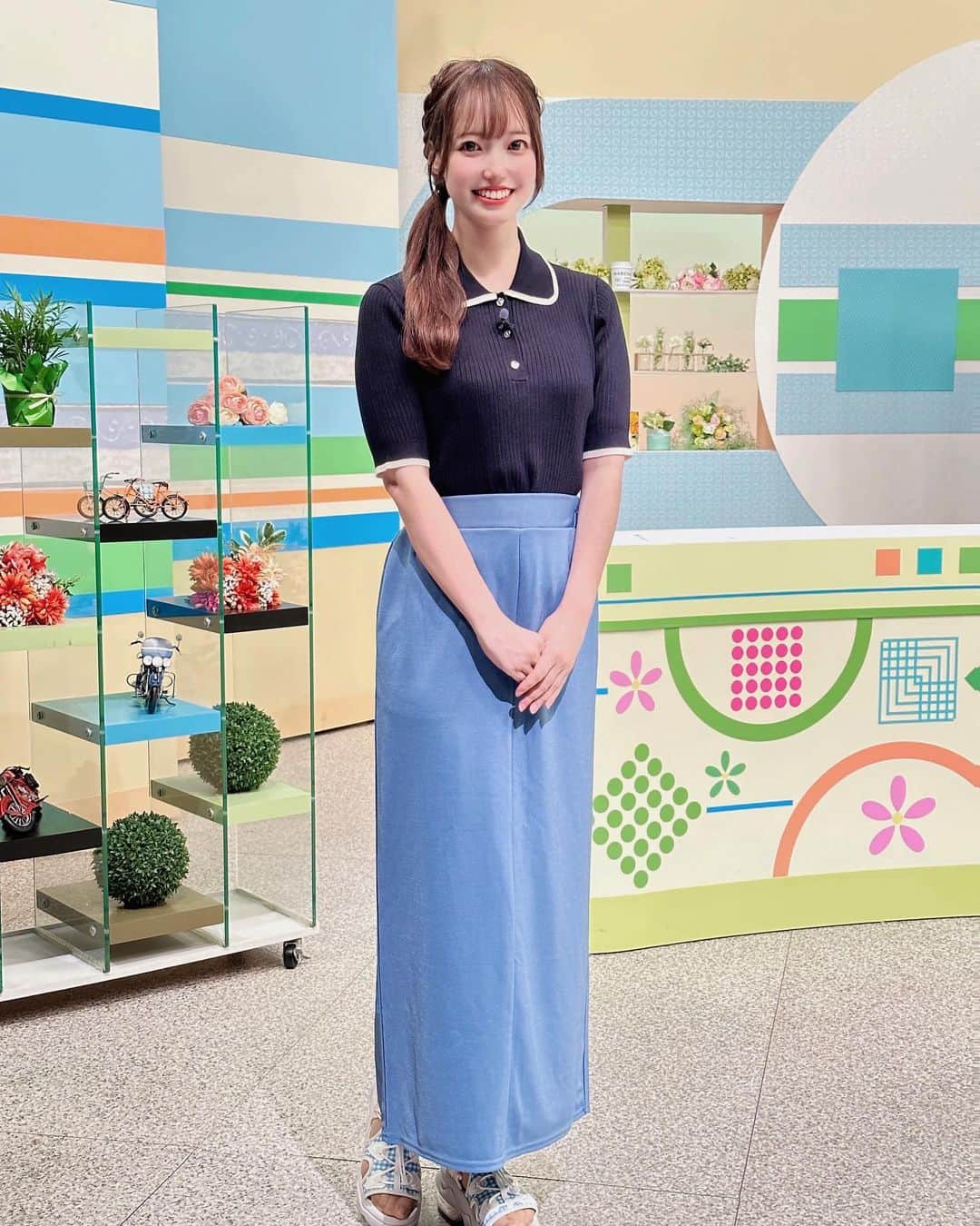 石井奏美のインスタグラム：「今日のシアワセ気分の衣装です👗  ポロシャツニットに水色が 爽やかで可愛かったです🩵  今日も1日お疲れ様でした💐🧸  #岡山#香川#アナウンサー #okayama#kagawa#ootd」