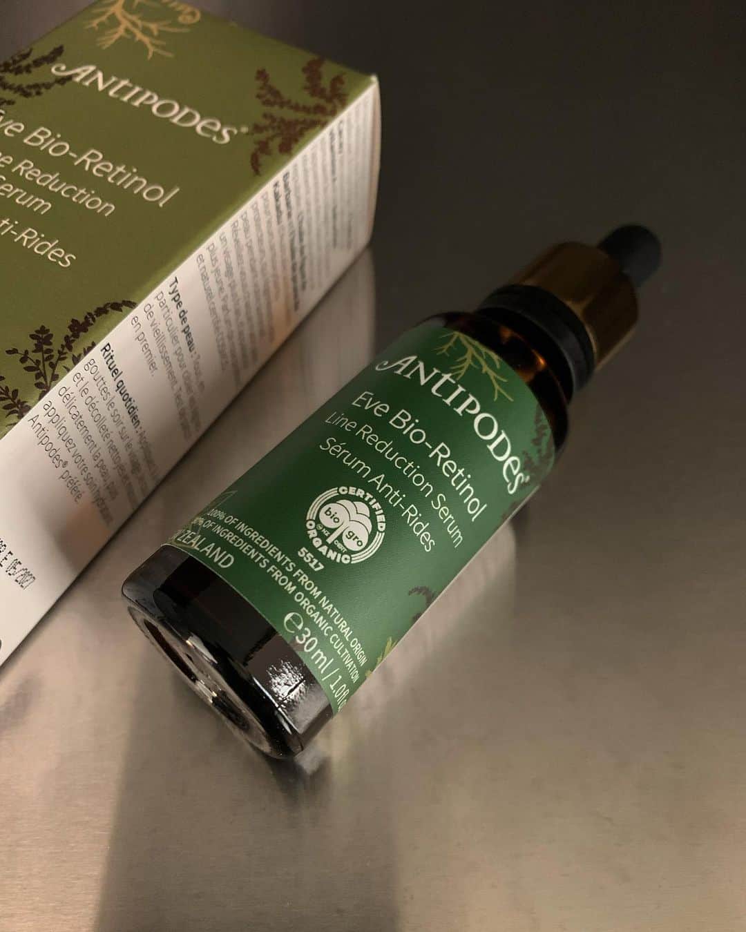 のインスタグラム：「. 大好きな @antipodesskincare_jp  9/1に発売されたばかりのオイル美容液で 天然のレチノールと呼ばれる バクチオールやカカイオイルが配合されており 敏感肌からエイジングまで幅広く使えます🌿 季節の変わり目に重宝しそうな予感🥳 公式オンラインサイトと 全国のコスメキッチンで購入できますよん♡ @antipodesskincare_jp  #アンティポディース」