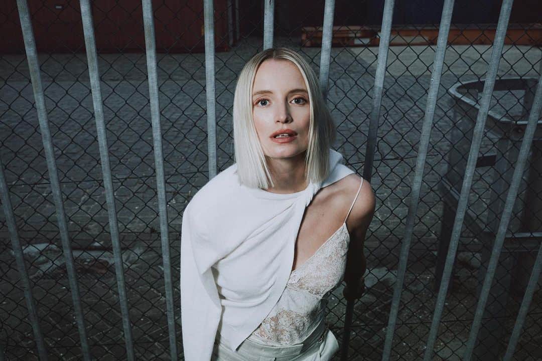 モード・ウェルゼンのインスタグラム：「@ellebelgique shot by @lalo.eva 🦋」