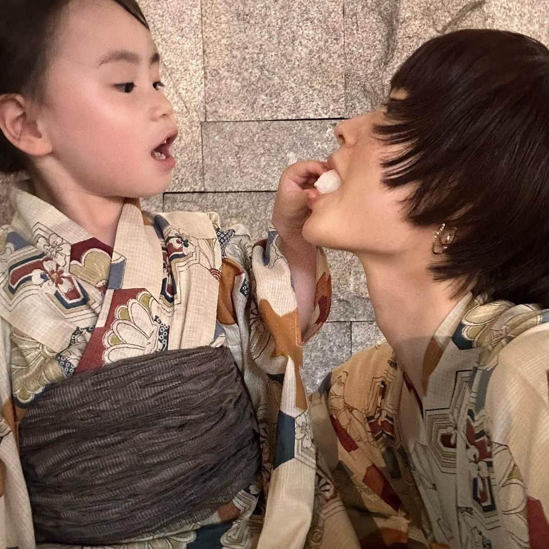 長澤愛さんのインスタグラム写真 - (長澤愛Instagram)「𓂃     先日、姫路の #浴衣祭り で 娘とお揃いの浴衣を着たよ🧡  娘とはこうやってお揃い着たりして 一緒に楽しめるのが嬉しい〜〜🥹♡     5枚目、自分で わたがしの屋台の人に 「ひとちゅくださーい☝️」ってしてる娘☺️  わたあめ大好きな3歳と 虫歯がこわい母です(笑)  そして浴衣姿なのに 相変わらず走り回るのやめてくれ。w     𓂃  #浴衣 #親子コーデ #親子リンクコーデ #utatane #👘  #浴衣まつり #姫路 #夏祭り #祭り #夏休み #夏の思い出 #姫路ゆかたまつり #女の子ママ #2児ママ #子育て #育児 #育児記録 #おそろコーデ #キッズコーデ #キッズファッション #キッズヘアアレンジ #3歳 #3歳女の子 #子供のいる暮らし」9月2日 20時56分 - mnm_11.7