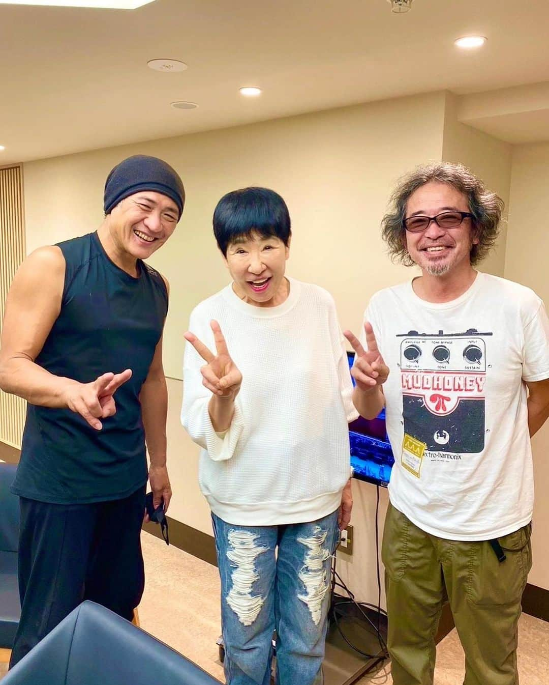 和田アキ子さんのインスタグラム写真 - (和田アキ子Instagram)「吉川晃司くんのライブ「KIKKAWA KOJI Premium Night 2023 “Guys and Dolls”」を観に行ってきました〜❣️❣️最初から最後まで、最高にカッコ良くてめちゃめちゃ元気を貰いました😍😍😍終演後には久しぶりに喋れて、写真も撮れました🥰🥰 その場にいた奥田民生さんも入ってくれて3人で、おまかせポーズで写真撮ってくれました😊😊すごい嬉しかったです❣️❣️ 大黒摩季さんも盛り上げてて、最高でした楽しかったです😊😊  #ako55th #吉川晃司 #guysanddolls #奥田民生 #大黒摩季」9月2日 20時57分 - ako50th