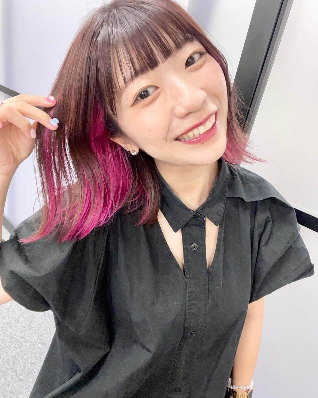 ぱいぱいでか美のインスタグラム：「ぴんく注入💘 . ヘアメンテ行ってきました！ いつも通りインナーカラーばちばちに入れつつ 全体の色味は秋に向けてちょっと落ち着きました📚 実際に見るともっと深みのある感じ🍠 前髪伸ばしてデコ出しの方向性に行くのありだな〜 とたまに思うんですけど全然そっちに舵切れなくて 結局ぱっつんにしてますね〜  Spica通ってます！ずっと！ 担当は中田さん✂️ @s_p_i_c_a @spica_nakada_  . #spica #インナーカラー #でか美ちゃん」