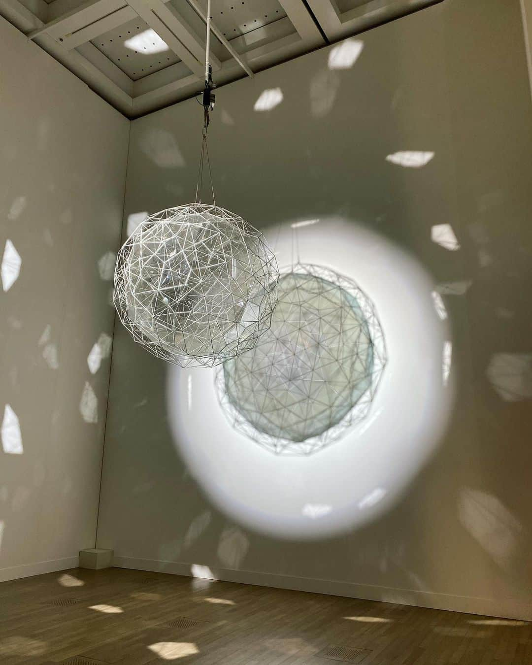 眞仲里奈さんのインスタグラム写真 - (眞仲里奈Instagram)「国立新美術館「テート美術館展 光」も観てきました。 明かり(光)が当たり前にある現代までの、表現の遷移が面白かったです。  グッズ売り場がイギリスの商品に溢れていて、イギリスに行きたくなった…🇬🇧  #国立新美術館#TATE」9月2日 20時57分 - rina.manaka