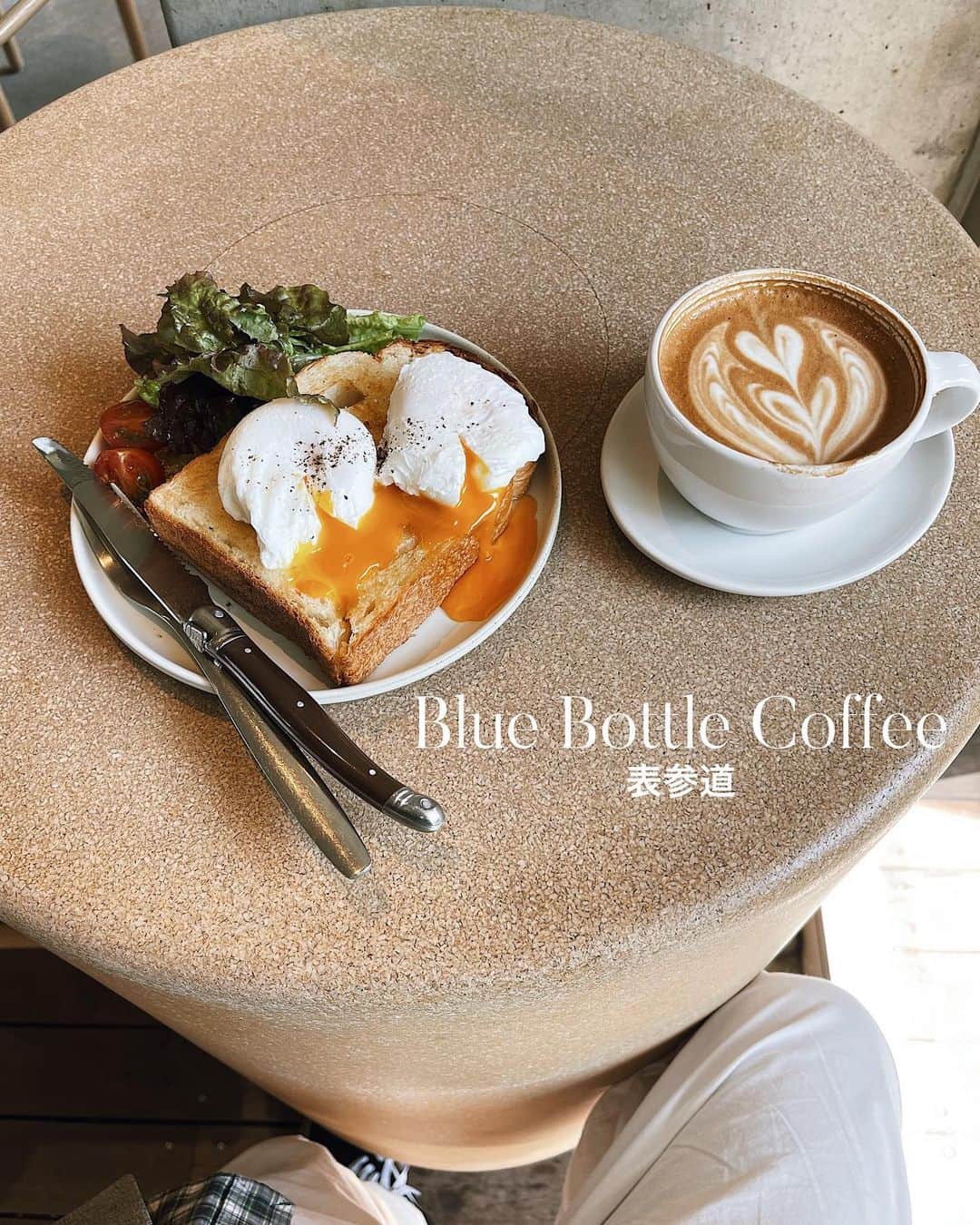 C A F E L O V E Rのインスタグラム：「Blue Bottle Coffee青山 // 表参道 アパレルショップがたくさんある、 にぎわう街の中にありますが、 店内に入ると緑が見え自然の中でゆったりと コーヒーが味わえます💕  大きな窓から日差しがたっぷり入る空間🌿✨  NON COFFEE、KIDS DRINK、青山限定メニューなど、 フードも充実🥪🥤  8:00〜openしていて、平日の早い時間は 空いていることも多くおすすめ◎  ------------------------------------- ◼︎オーダー カフェラテ¥657 トースト／ポーチドエッグ青山限定¥1081  ◼︎広さ 店内、テラス合わせて60席ほど とっても広々した店内で、仕事、カジュアルミーティング、 お一人様でも気軽に利用しやすい雰囲気  ◼︎Wi-Fi 可  ◼︎テイクアウト 可  ◼︎最寄駅 表参道駅A4出口から徒歩3分 ------------------------------------- @bluebottlejapan  #bluebottlecoffee  #ブルーボトルコーヒー ㅤ ※営業状況やメニューなど詳細は、 各アカウントでご確認ください」