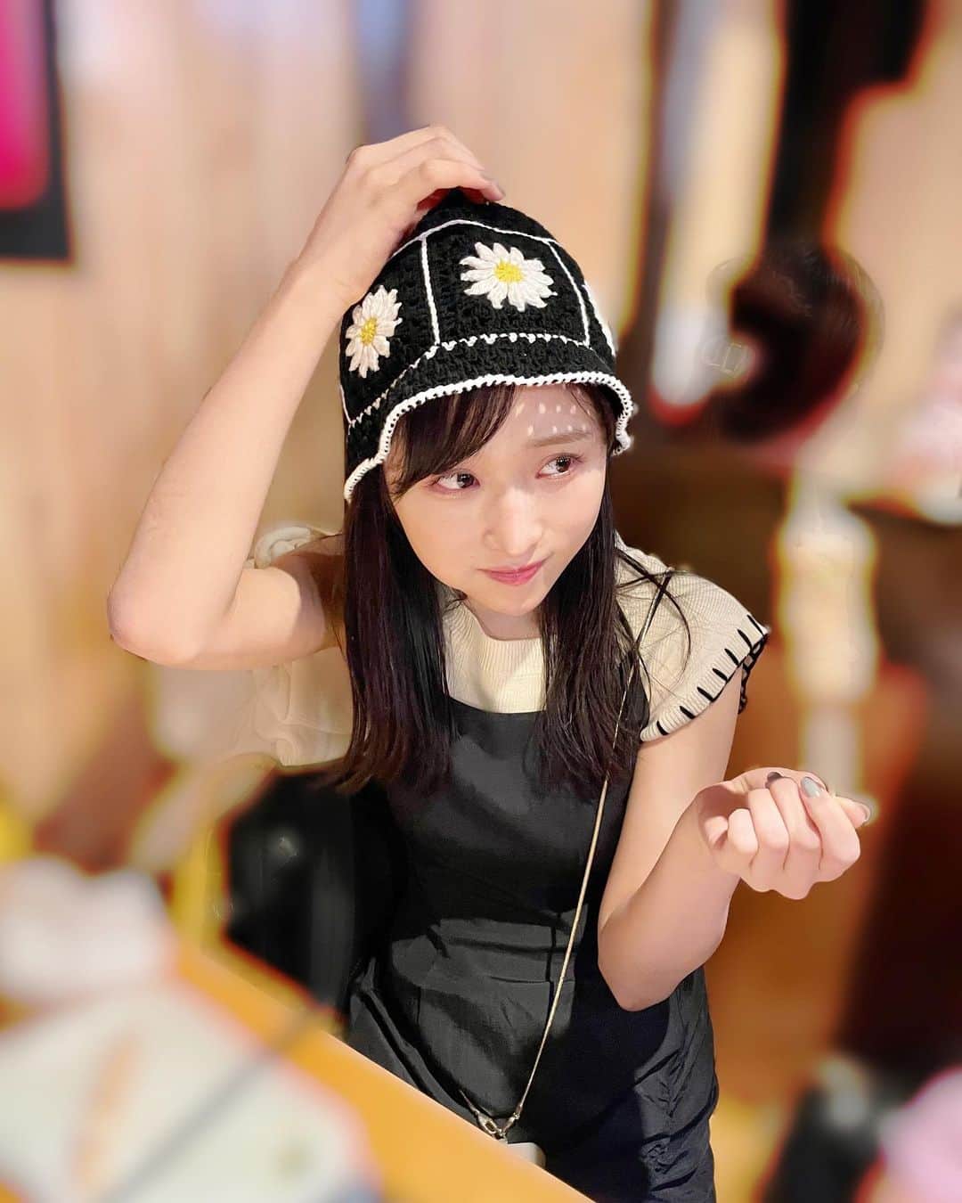 のインスタグラム：「お姉ちゃんが撮ってくれた~~☺︎♡ 仲良しだけど 写真撮ってもらうのは珍しいの👭🏻  お姉ちゃんありがとう ~！」